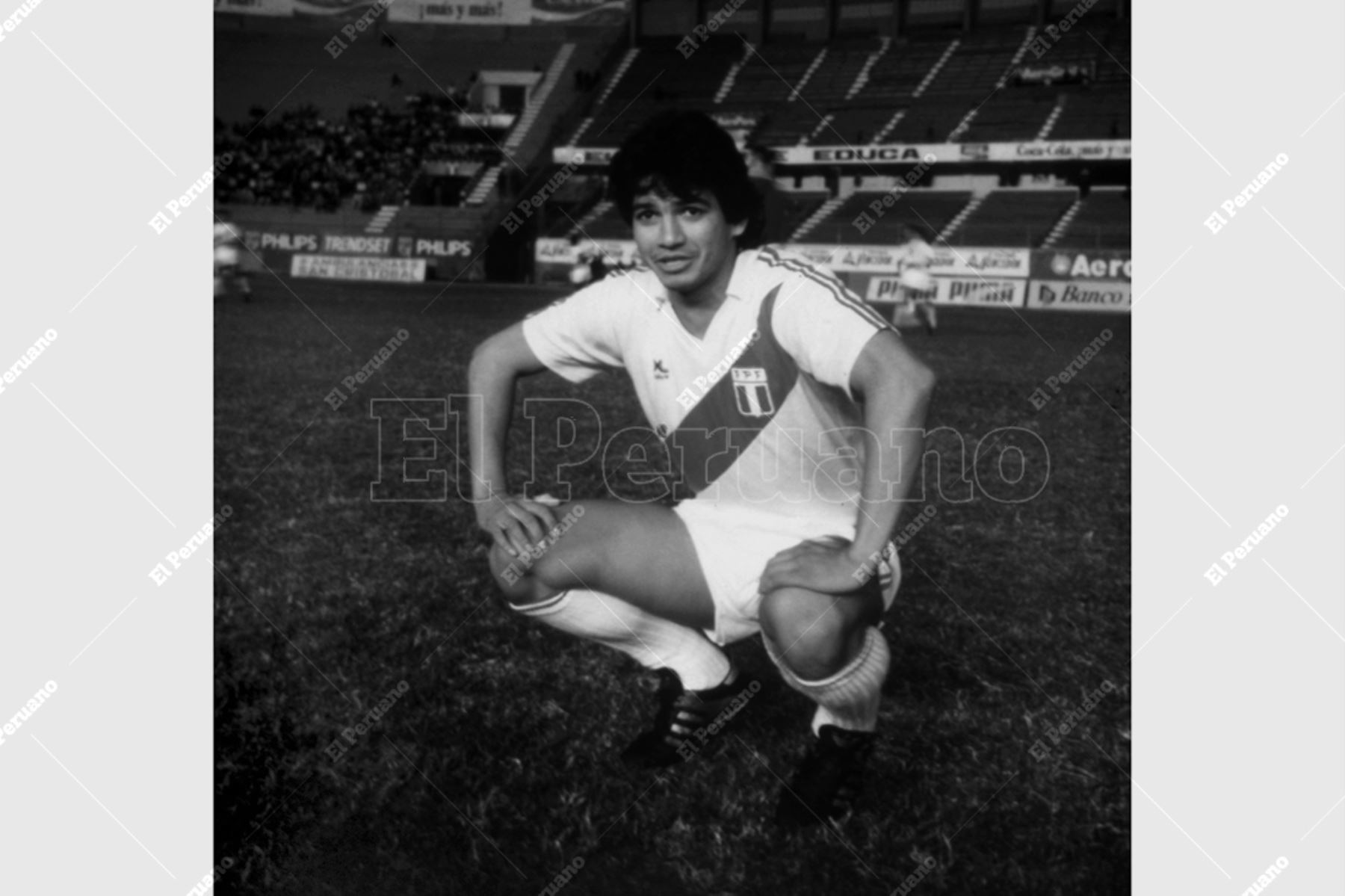 Lima - 1989 / El delantero Franco Navarro con la camiseta de la selección peruana de fútbol que se prepara para las eliminatorias del mundial de Italia 90. Foto: Archivo Histórico de El Peruano