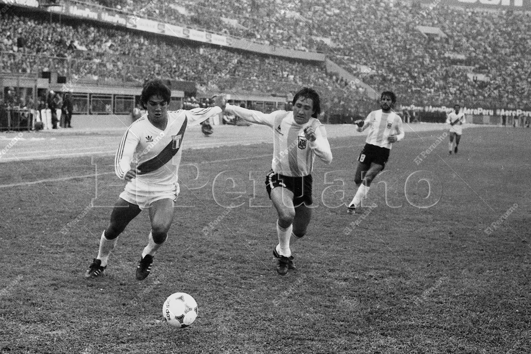 Lima - 23 junio 1985 / El delantero Franco Navarro en el partido en el que Perú venció 1-0  a Argentina en el Estadio Nacional por las eliminatorias al mundial de México 86.  Foto: Archivo Histórico de El Peruano / Américo Alburquerque