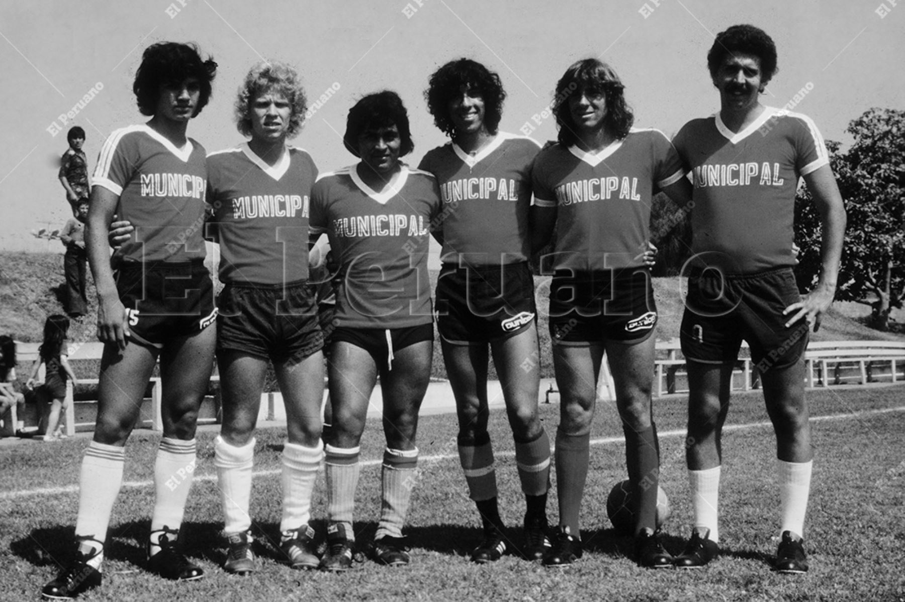 Lima - 9 mar 1980 / Franco Navarro, Jaime Drago, Hugo Sotil, Eduardo Malásquez, Pedro Bonelli  y Roberto "Titín" Drago figuras del Club Deportivo Municipal en la temporada 1980. Foto: Archivo Histórico de El Peruano / Alejandro Aguirre