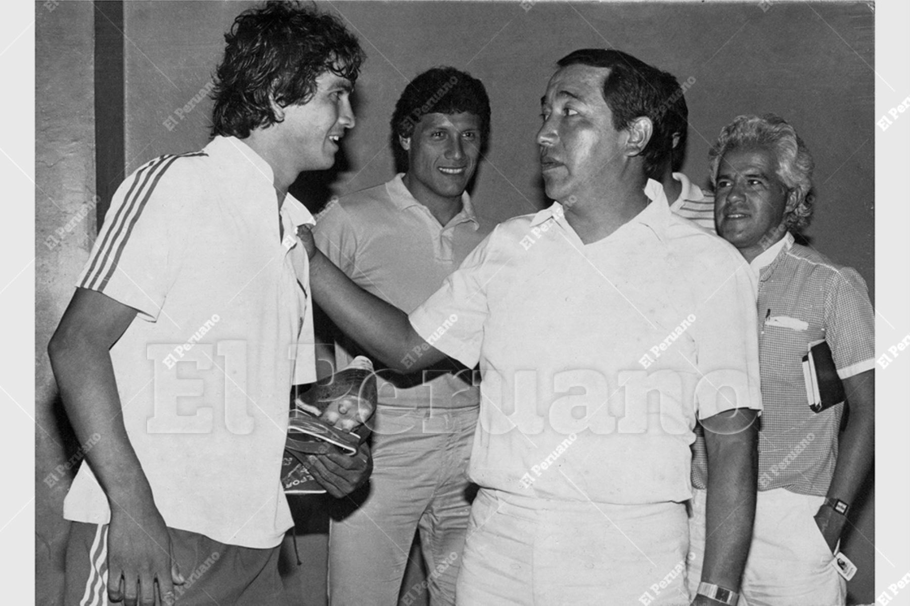 Lima - 18 febrero 1985 / El delantero Franco Navarro saluda a Moisés Barack, entrenador de la selección peruana de fútbol en las eliminatorias para el mundial de México 86. Foto: Archivo Histórico de El Peruano