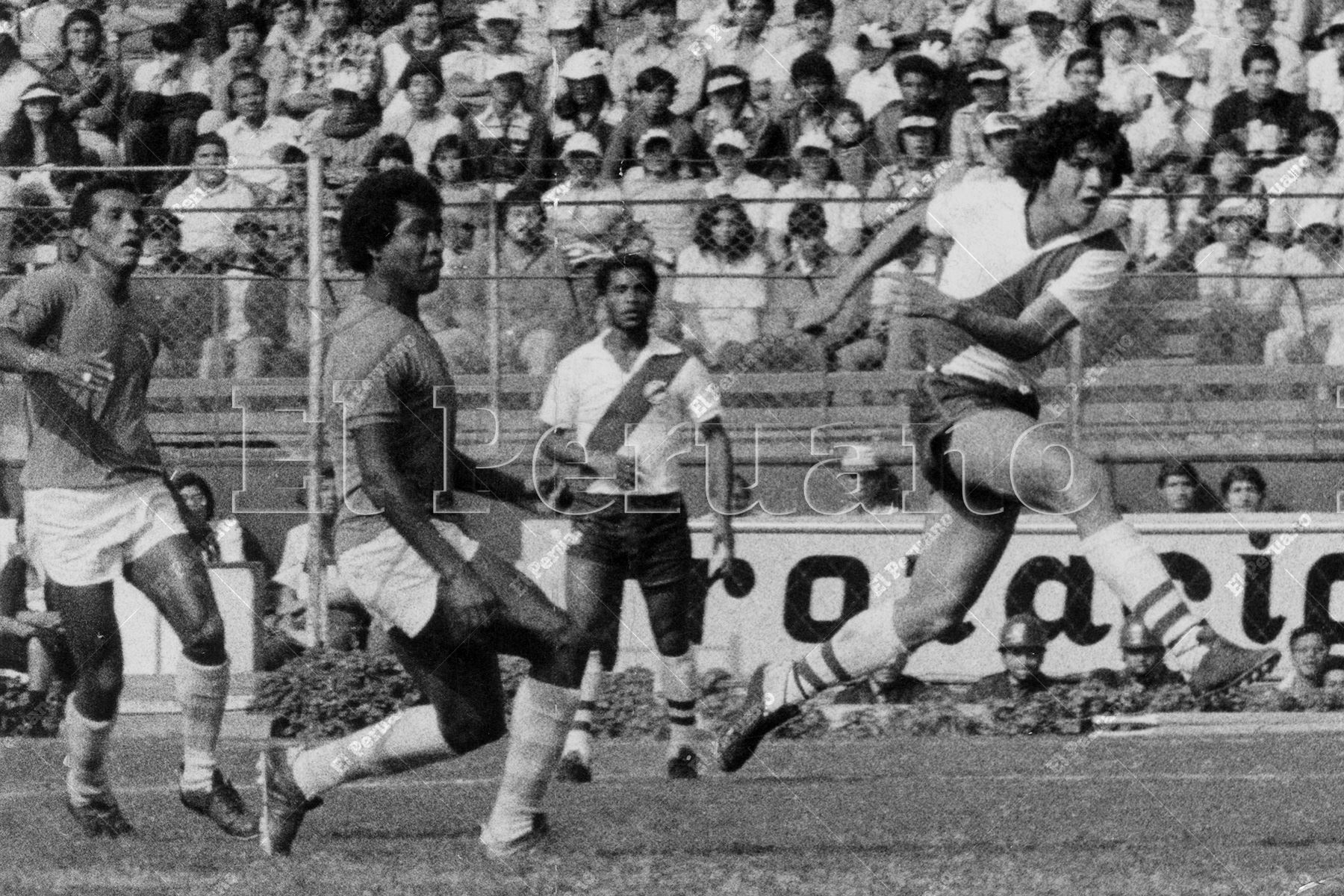 Lima - 10 agosto 1980 / Franco Navarro en acción frente al CNI  de Iquitos. El delantero edil es la revelación del campeonato. Foto: Archivo Histórico de El Peruano / Rómulo Luján