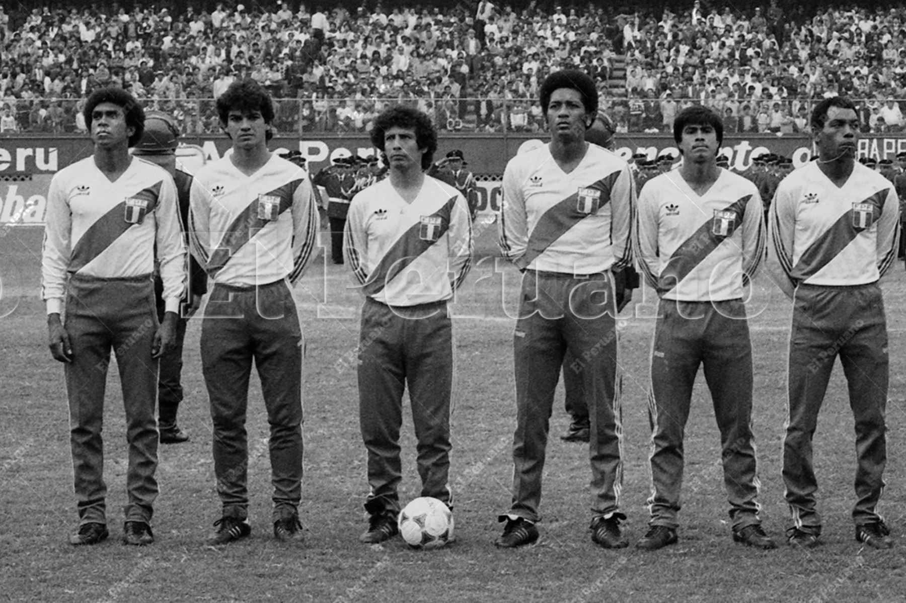 Lima - 23 junio 1985 / Jorge Olaechea, Franco Navarro, César Cueto, José Velásquez, Hugo Gastulo y Gerónimo Barbadillo. La selección peruana de fútbol venció 1-0  a Argentina en el Estadio Nacional por las eliminatorias al mundial de México 86. Foto: Archivo Histórico de El Peruano / José Risco