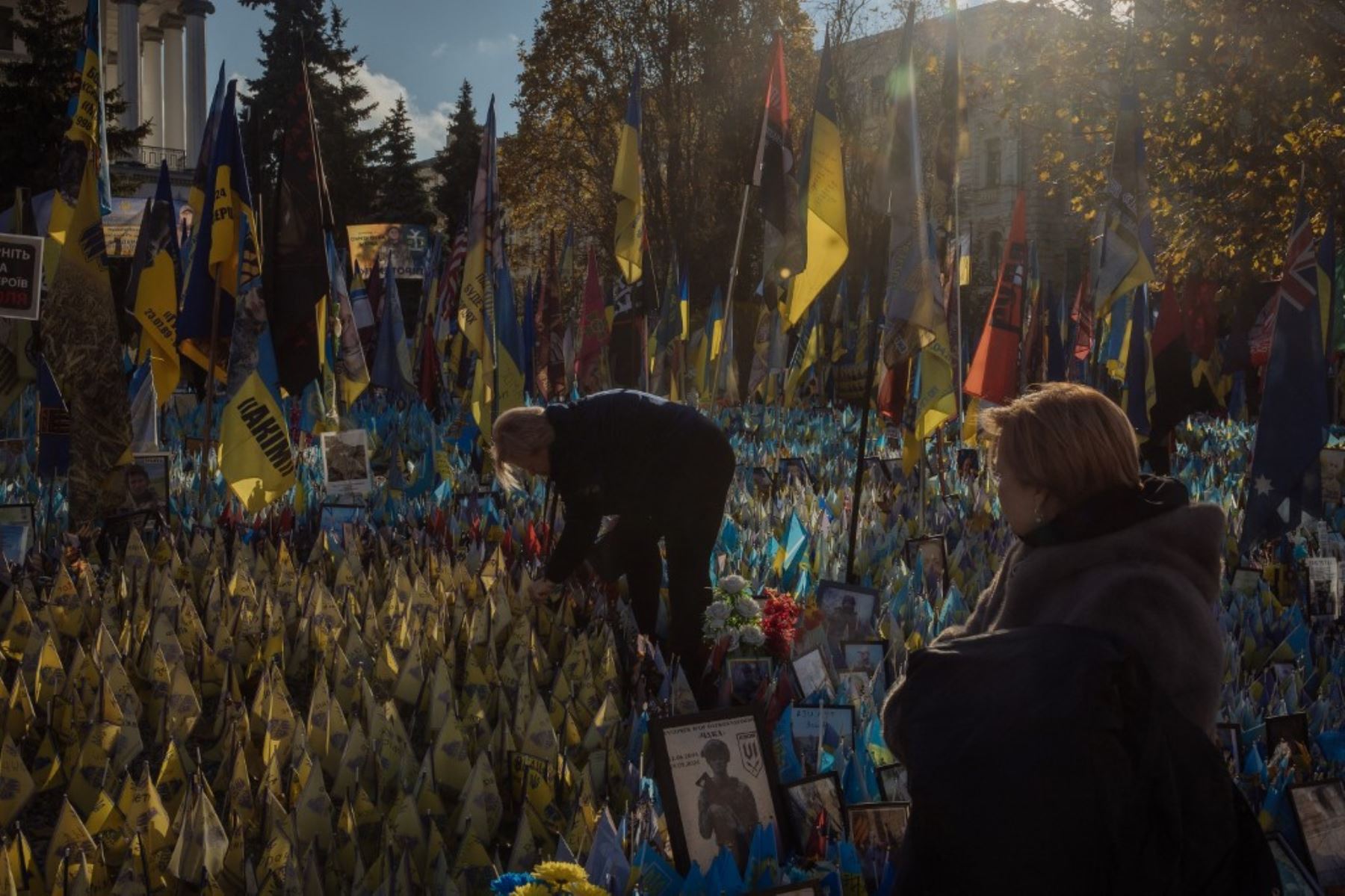 Personas visitan el monumento que rinde homenaje a los combatientes ucranianos y extranjeros, en el día 1.000 de la invasión rusa de Ucrania, en la Plaza de la Independencia en Kiev, el 19 de noviembre de 2024. Foto: AFP