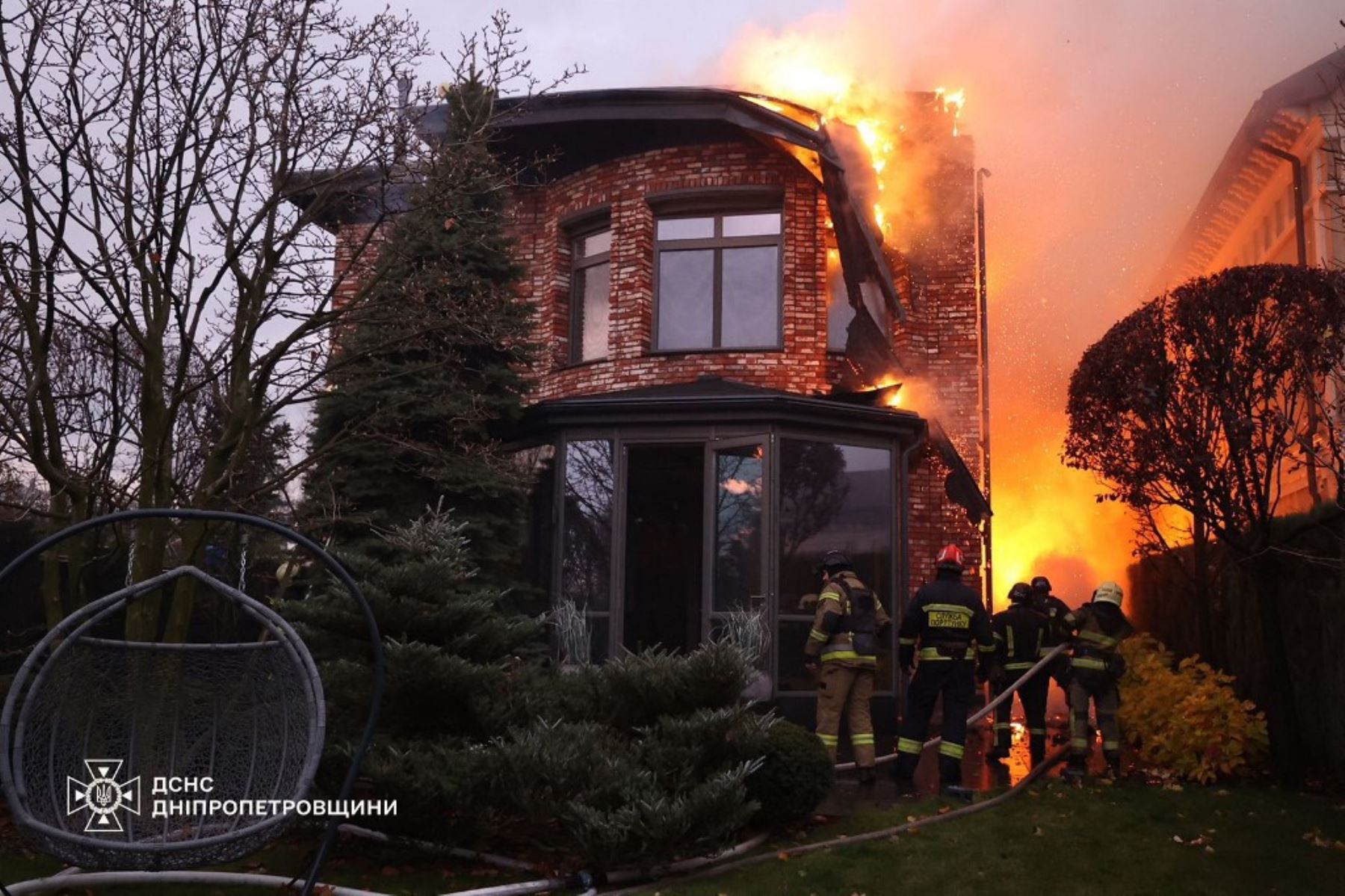 Fotografía tomada y difundida por el Servicio de Emergencias de Ucrania el 21 de noviembre de 2024, muestra a bomberos ucranianos trabajando después de un ataque aéreo, en Dnipro, en medio de la invasión rusa de Ucrania. Foto: AFP / Servicio Estatal de Emergencias de Ucrania