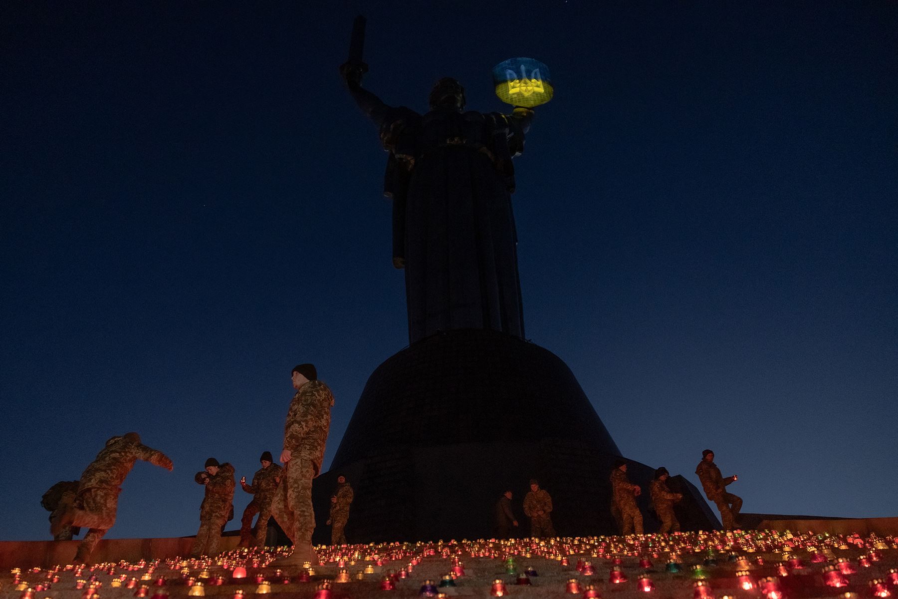 Cadetes ucranianos colocaron velas frente al monumento a la Madre Patria en Kiev, el 19 de noviembre de 2024, durante la ceremonia de conmemoración del milésimo día de la invasión rusa a Ucrania. Foto: AFP