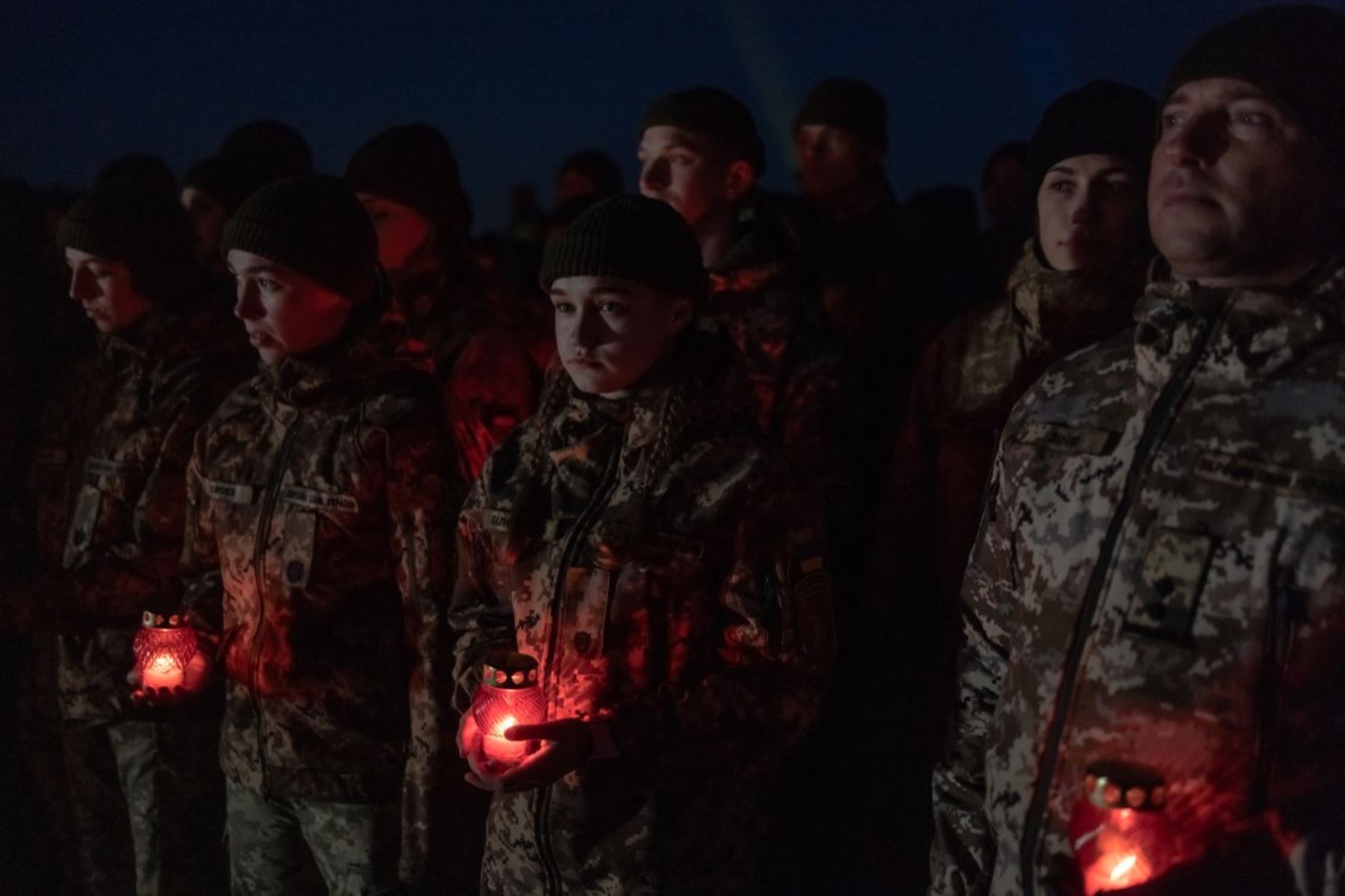 Cadetes y soldados ucranianos sostienen velas encendidas mientras permanecen de pie ante el Monumento a la Madre Patria durante una ceremonia conmemorativa que marca el día 1.000 de la invasión rusa a Ucrania, el 19 de noviembre de 2024. Foto: AFP