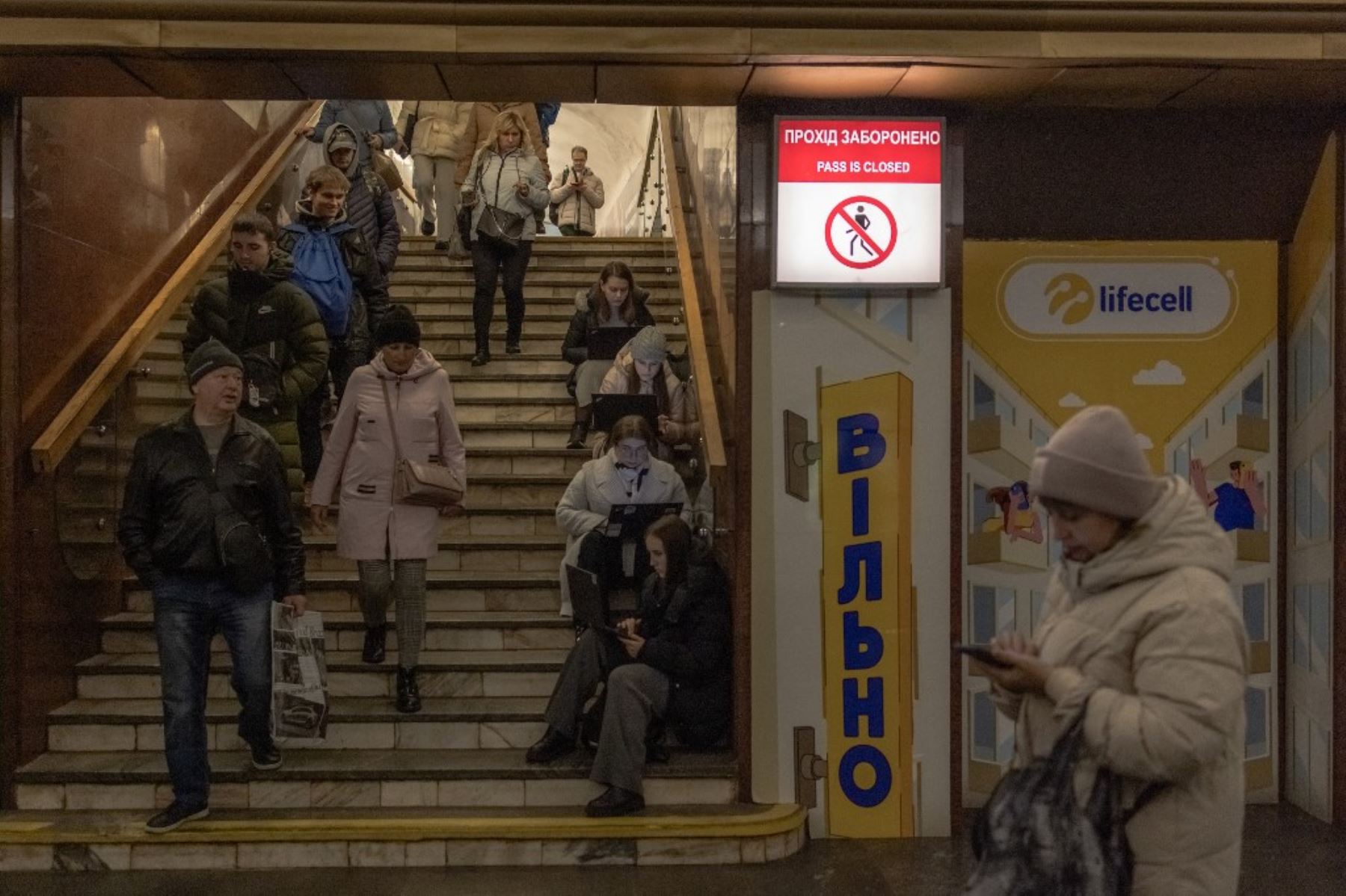 Residentes locales se refugian en una estación de metro durante una alarma de ataque aéreo en Kiev, el 20 de noviembre de 2024, en medio de la invasión rusa de Ucrania.  Foto: AFP