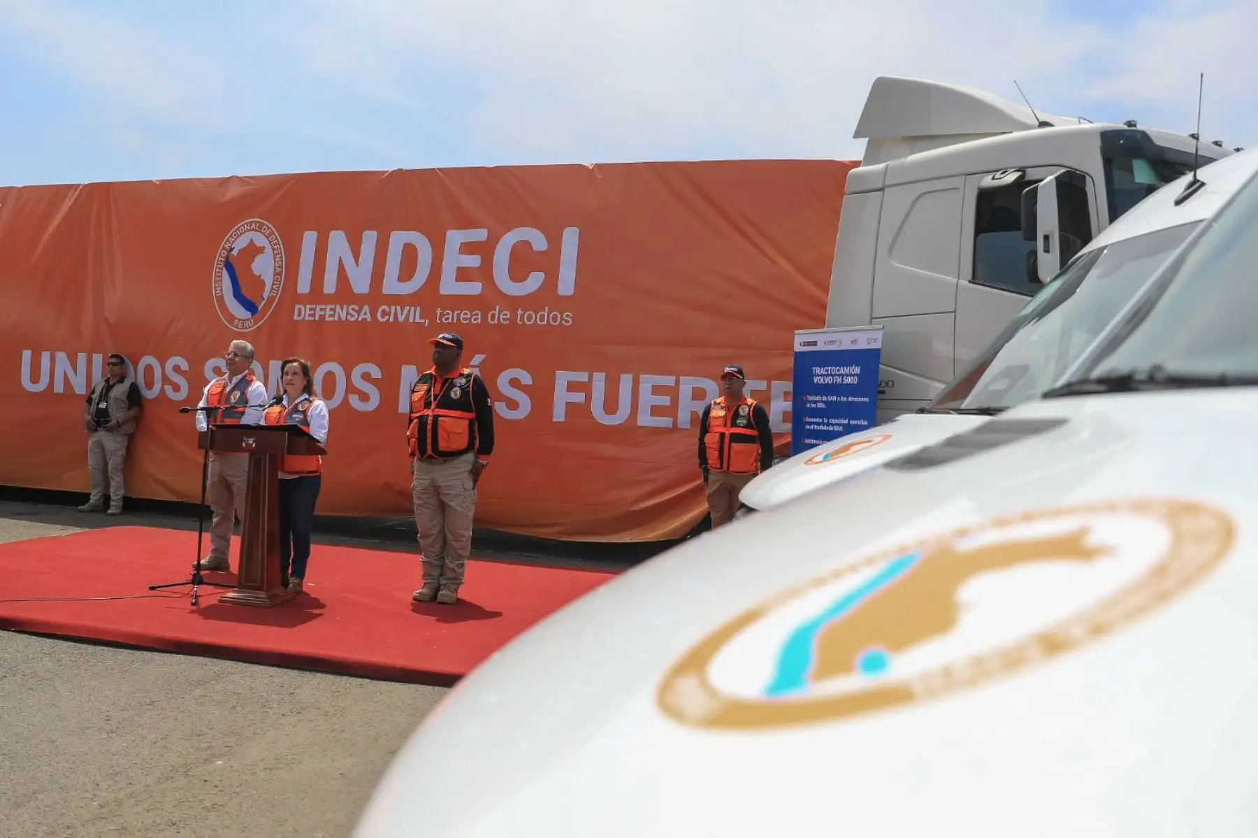 La presidenta de la República, Dina Ercilia Boluarte Zegarra, participa en la ceremonia de entrega de bienes adquiridos por el Instituto Nacional de Defensa Civil - Indeci. Foto: ANDINA/Prensa Presidencia