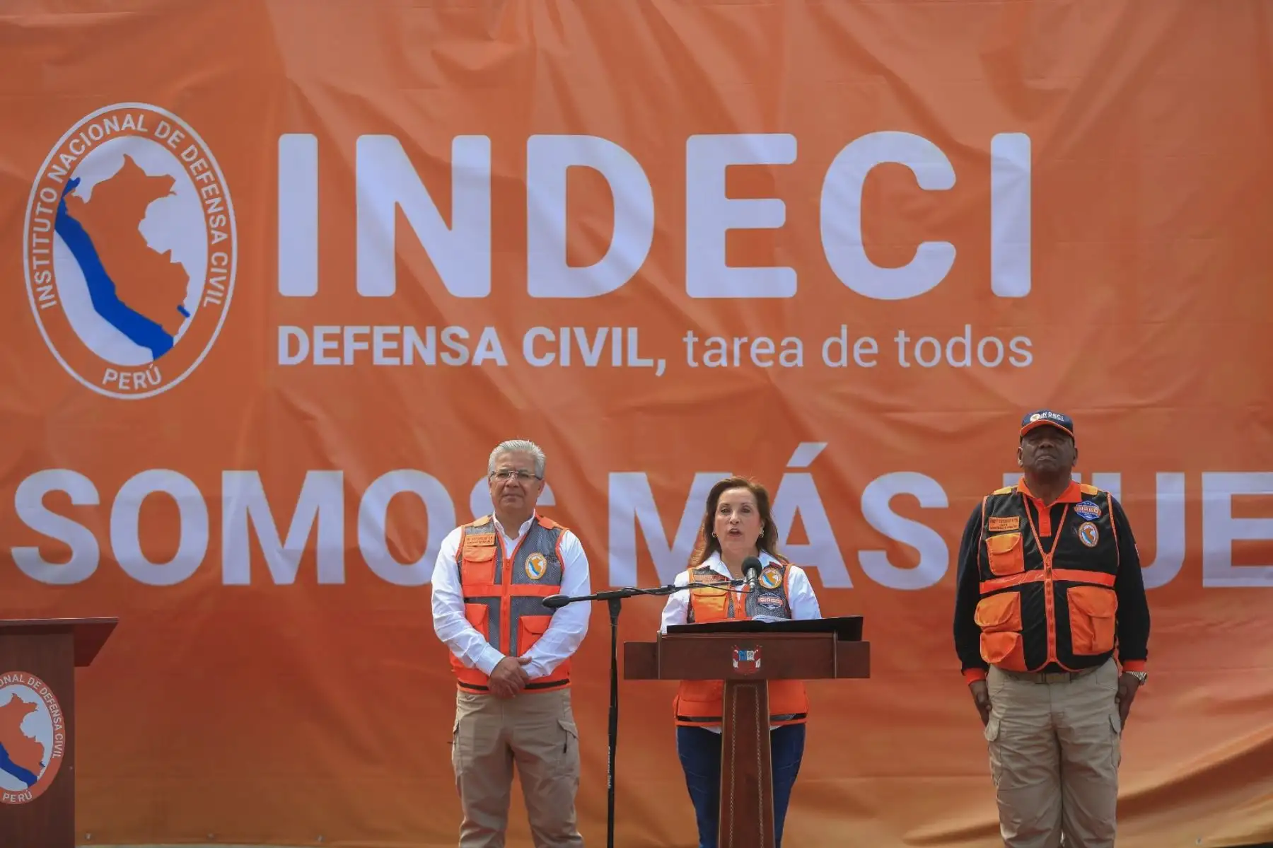 La presidenta de la República, Dina Ercilia Boluarte Zegarra, participa en la ceremonia de entrega de bienes adquiridos por el Instituto Nacional de Defensa Civil - Indeci. Foto: ANDINA/Prensa Presidencia