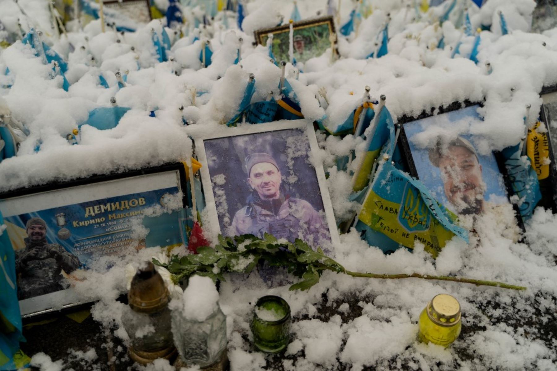 El 21 de noviembre de 2024, en plena invasión rusa de Ucrania, se ven retratos de militares ucranianos cubiertos de nieve en el monumento  a los combatientes ucranianos y extranjeros, en la Plaza de la Independencia en el centro de Kiev. Foto: AFP