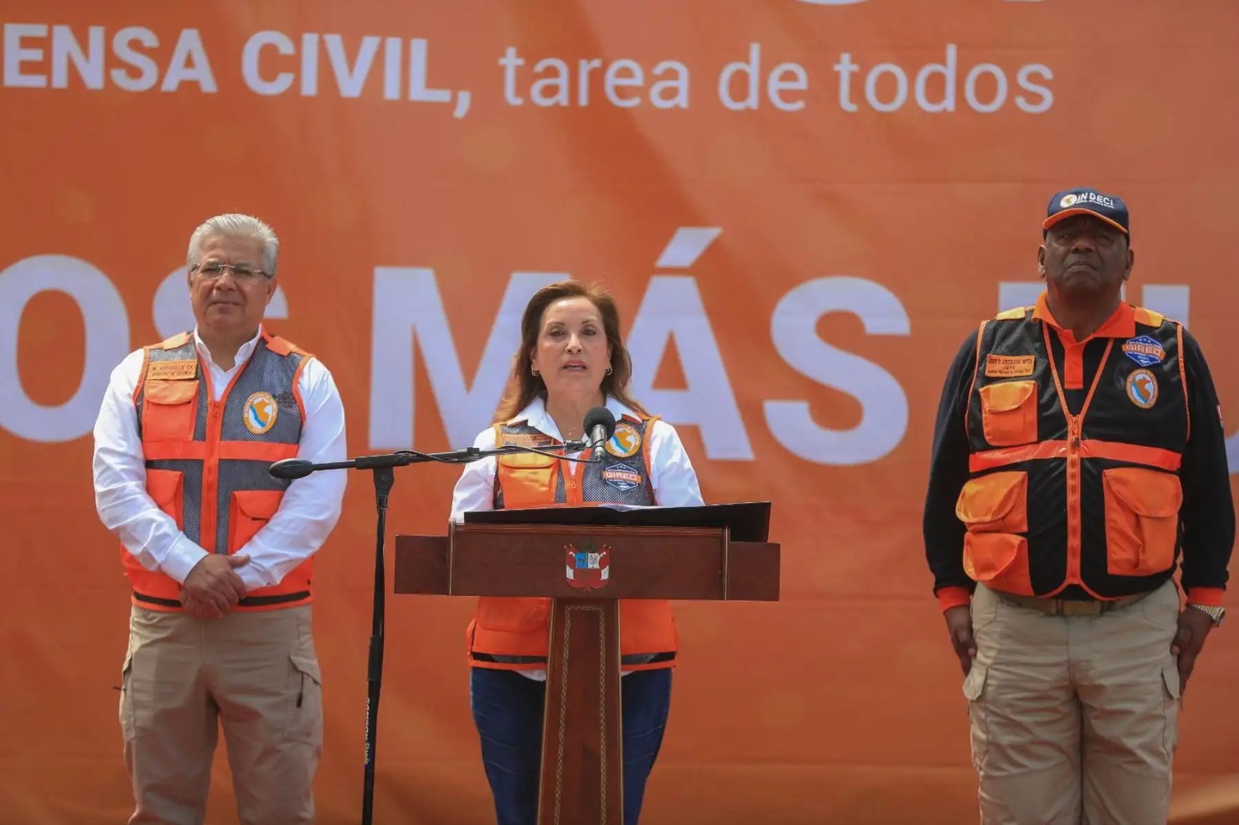 La presidenta de la República, Dina Ercilia Boluarte Zegarra, participa en la ceremonia de entrega de bienes adquiridos por el Instituto Nacional de Defensa Civil - Indeci. Foto: ANDINA/Prensa Presidencia