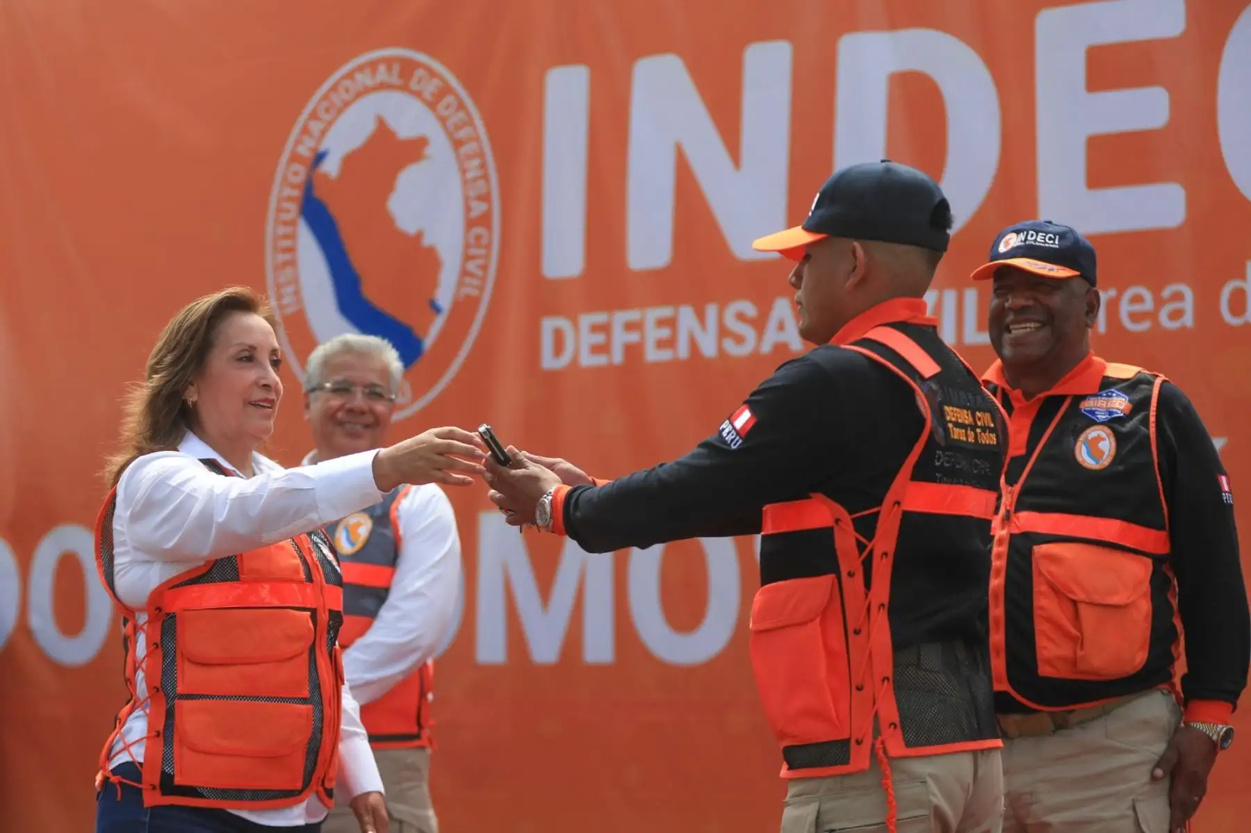 La presidenta de la República, Dina Ercilia Boluarte Zegarra, participa en la ceremonia de entrega de bienes adquiridos por el Instituto Nacional de Defensa Civil - Indeci. Foto: ANDINA/Prensa Presidencia
