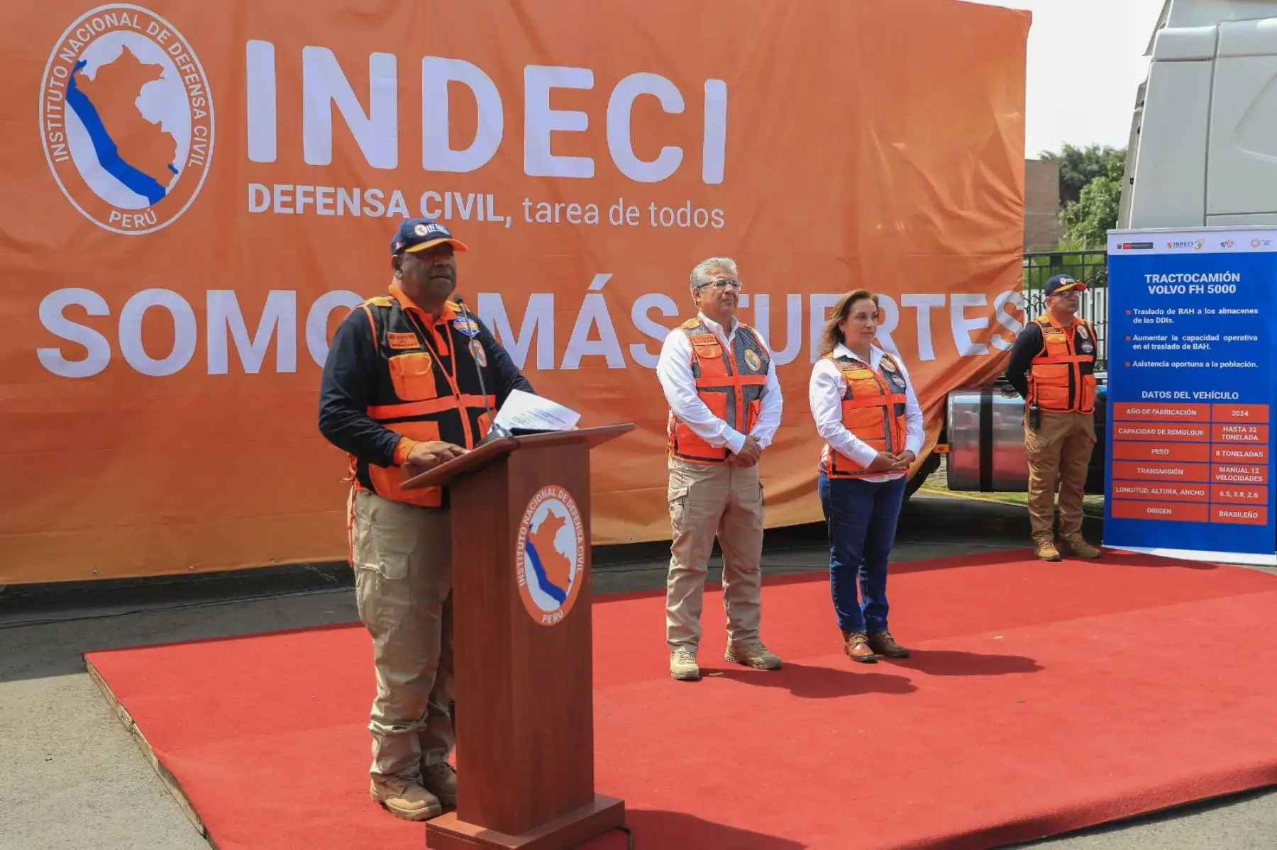 La presidenta de la República, Dina Ercilia Boluarte Zegarra, participa en la ceremonia de entrega de bienes adquiridos por el Instituto Nacional de Defensa Civil - Indeci. Foto: ANDINA/Prensa Presidencia