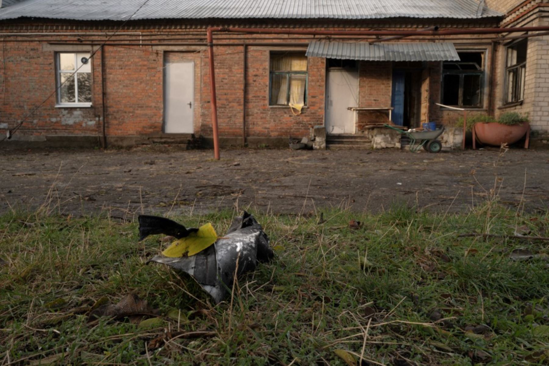 Un fragmento de misil yace sobre el césped frente a un centro de rehabilitación para personas con discapacidad que resultó dañado tras un ataque ruso en la ciudad ucraniana de Dnipro, el 22 de noviembre de 2024. Foto: AFP