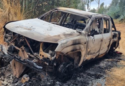 El vehículo en que viajaban los policías fue incendiado por los mineros ilegales. El atentado se registró en el distrito de Huamachuco, en la sierra de La Libertad. Foto cortesía: Alternativa Noticias Huamachuco