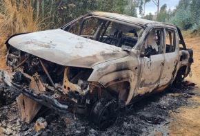 Un patrullero fue quemado y diez agentes resultaron heridos durante emboscada de presuntos mineros ilegales. Foto: Cortesía Alternativa Noticias Huamachuco