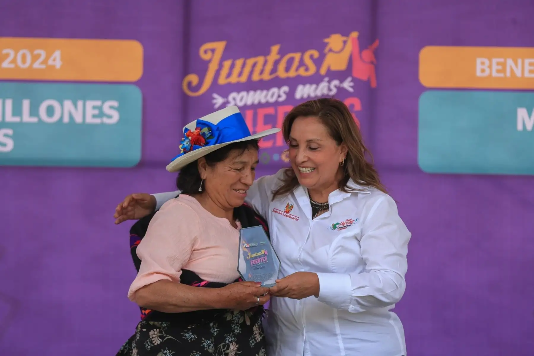 La señora presidenta de la república participó en la ceremonia de Entrega de la Subvención Económica a Organizaciones de Mujeres Agrarias, en el marco del proyecto de Estrategia de Emprendimiento de la Mujer Rural e Indígena - EEMRI 2024, a fin de impulsar iniciativas para el crecimiento agrario, beneficiando planes de negocio en varias regiones del país. ANDINA/Prensa Presidencia
