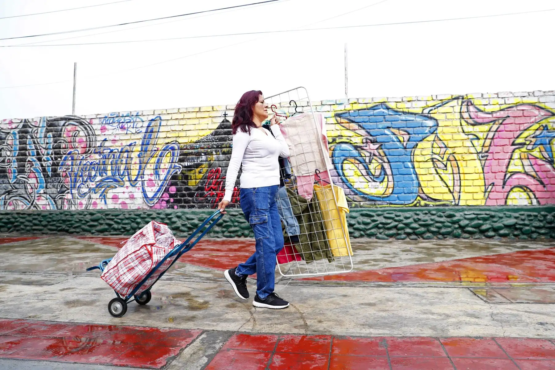 Yesenia López Luna es una emprendedora que trabaja en el comercio ambulatorio. Fue víctima de violencia física y sicológica de parte de su ex pareja. El Ministerio de la Mujer y Poblaciones Vulnerables se hizo cargo de su caso y recibió acompañamiento psicológico y capacitación laboral durante un año. Foto: ANDINA/Daniel Bracamonte
