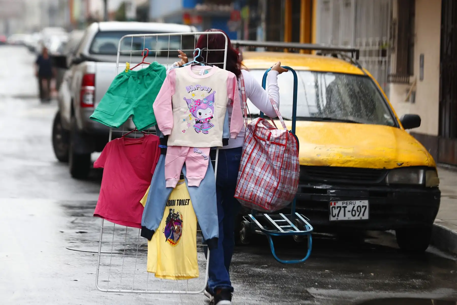 Ahora que empieza la campaña navideña, la mejor de todo el año, porque sale hasta lo que nadie compró, comenta risueña, estará en el mercado de Mangomarca, en San Juan de Lurigancho. Irá con sus hijos, ellos la ayudan, sobre todo su hija, que conoce las tendencias en las redes. Foto: ANDINA/Daniel Bracamonte