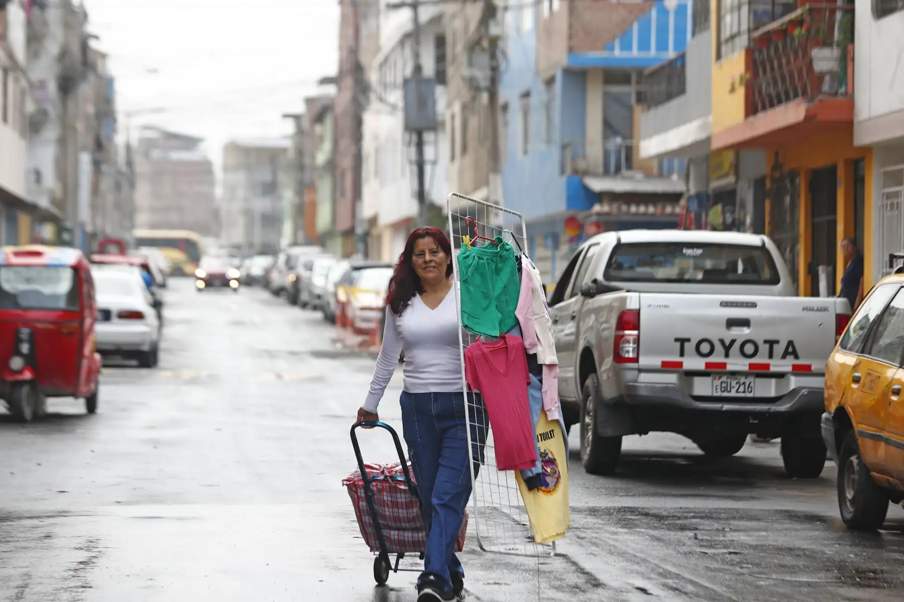 Yesenia López Luna es una emprendedora que trabaja en el comercio ambulatorio. Fue víctima de violencia física y sicológica de parte de su ex pareja. El Ministerio de la Mujer y Poblaciones Vulnerables se hizo cargo de su caso y recibió acompañamiento psicológico y capacitación laboral durante un año. Foto: ANDINA/Daniel Bracamonte