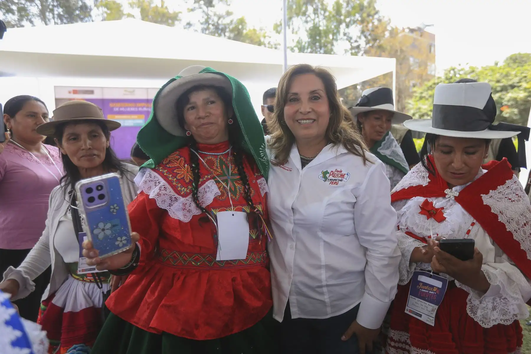 La señora presidenta de la república participó en la ceremonia de Entrega de la Subvención Económica a Organizaciones de Mujeres Agrarias, en el marco del proyecto de Estrategia de Emprendimiento de la Mujer Rural e Indígena - EEMRI 2024, a fin de impulsar iniciativas para el crecimiento agrario, beneficiando planes de negocio en varias regiones del país. ANDINA/Prensa Presidencia