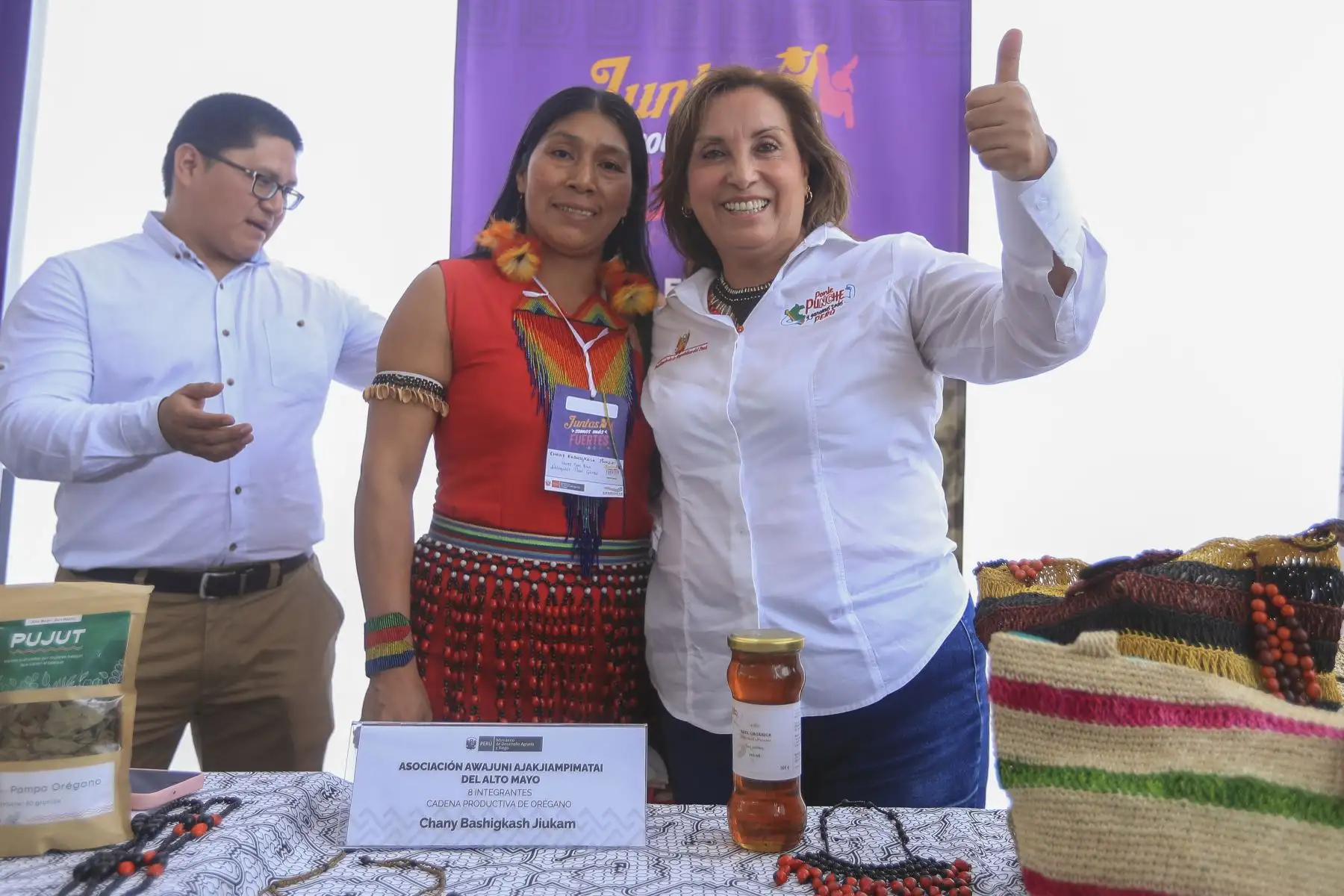 La señora presidenta de la república participó en la ceremonia de Entrega de la Subvención Económica a Organizaciones de Mujeres Agrarias, en el marco del proyecto de Estrategia de Emprendimiento de la Mujer Rural e Indígena - EEMRI 2024, a fin de impulsar iniciativas para el crecimiento agrario, beneficiando planes de negocio en varias regiones del país. ANDINA/Prensa Presidencia