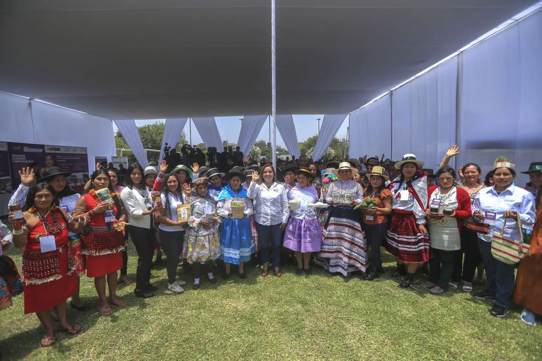 La señora presidenta de la república participó en la ceremonia de Entrega de la Subvención Económica a Organizaciones de Mujeres Agrarias, en el marco del proyecto de Estrategia de Emprendimiento de la Mujer Rural e Indígena - EEMRI 2024, a fin de impulsar iniciativas para el crecimiento agrario, beneficiando planes de negocio en varias regiones del país. ANDINA/Prensa Presidencia