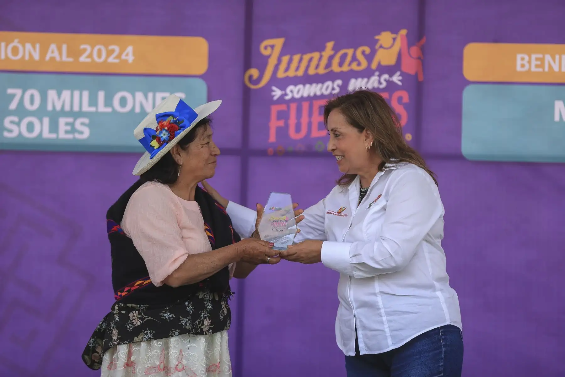 La señora presidenta de la república participó en la ceremonia de Entrega de la Subvención Económica a Organizaciones de Mujeres Agrarias, en el marco del proyecto de Estrategia de Emprendimiento de la Mujer Rural e Indígena - EEMRI 2024, a fin de impulsar iniciativas para el crecimiento agrario, beneficiando planes de negocio en varias regiones del país. ANDINA/Prensa Presidencia