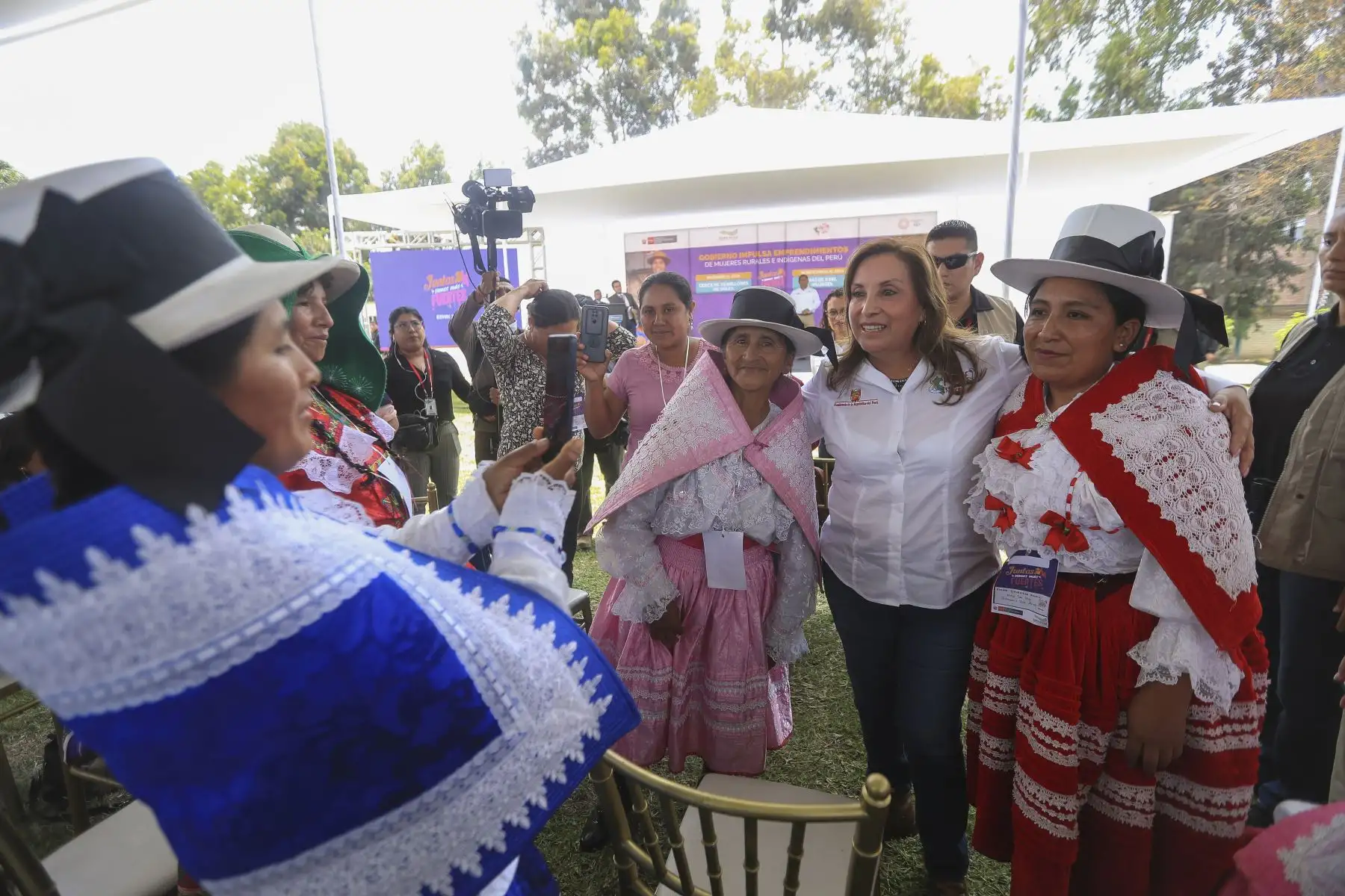 La señora presidenta de la república participó en la ceremonia de Entrega de la Subvención Económica a Organizaciones de Mujeres Agrarias, en el marco del proyecto de Estrategia de Emprendimiento de la Mujer Rural e Indígena - EEMRI 2024, a fin de impulsar iniciativas para el crecimiento agrario, beneficiando planes de negocio en varias regiones del país. ANDINA/Prensa Presidencia