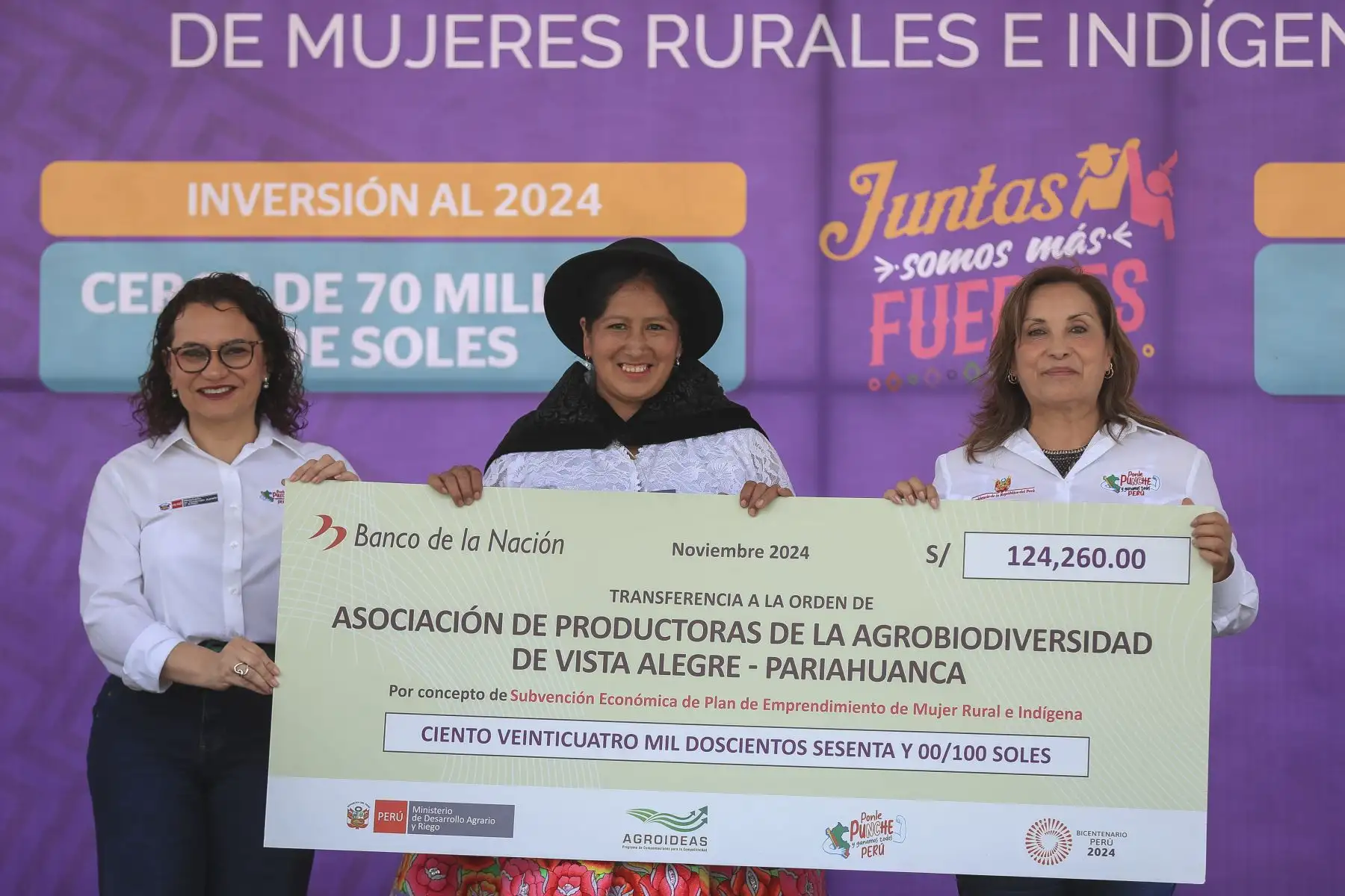 La señora presidenta de la república participó en la ceremonia de Entrega de la Subvención Económica a Organizaciones de Mujeres Agrarias, en el marco del proyecto de Estrategia de Emprendimiento de la Mujer Rural e Indígena - EEMRI 2024, a fin de impulsar iniciativas para el crecimiento agrario, beneficiando planes de negocio en varias regiones del país. ANDINA/Prensa Presidencia