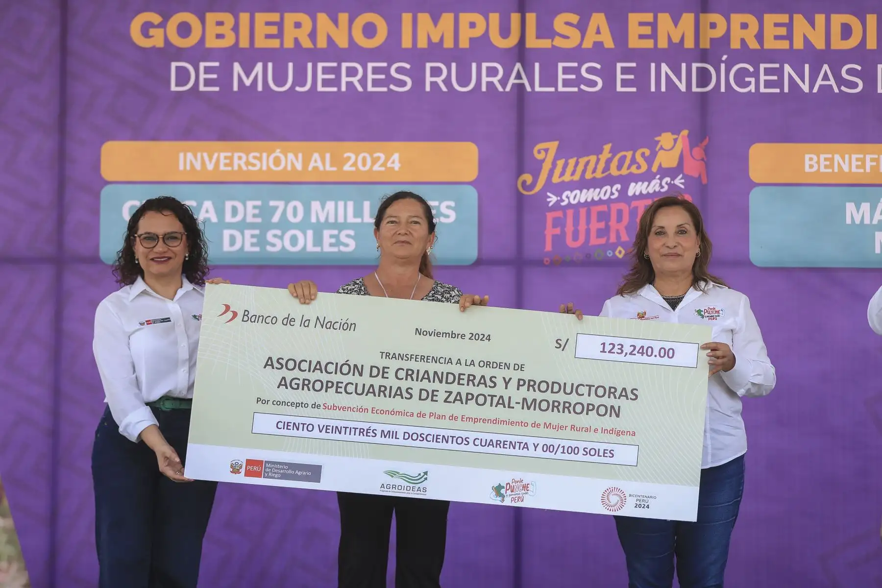La señora presidenta de la república participó en la ceremonia de Entrega de la Subvención Económica a Organizaciones de Mujeres Agrarias, en el marco del proyecto de Estrategia de Emprendimiento de la Mujer Rural e Indígena - EEMRI 2024, a fin de impulsar iniciativas para el crecimiento agrario, beneficiando planes de negocio en varias regiones del país. ANDINA/Prensa Presidencia