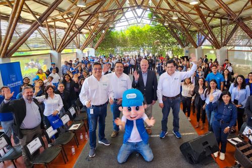 La premiación se realizó durante la feria ExpoAgua Educativa, en la que participaron el presidente ejecutivo de la Sunass, Mauro Gutiérrez; el alcalde de la Municipalidad de Surco, Carlos Bruce Montes de Oca; entre otras autoridades. Foto: ANDINA/Difusión