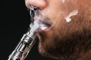 El vape contiene elementos químicos, como la nicotina, que pueden provocar distintas enfermedades, incluyendo el cáncer, advierten especialistas de EsSalud. Foto: Difusión
