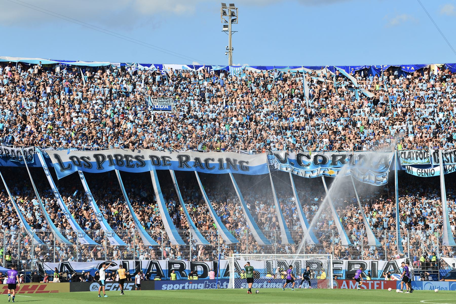 Los fanáticos de las carreras son rociados con agua por los bomberos mientras esperan el inicio de la final de la Copa Sudamericana entre el Racing de Argentina y el Cruzeiro de Brasil en el estadio La Nueva Olla de Asunción.
Foto: AFP