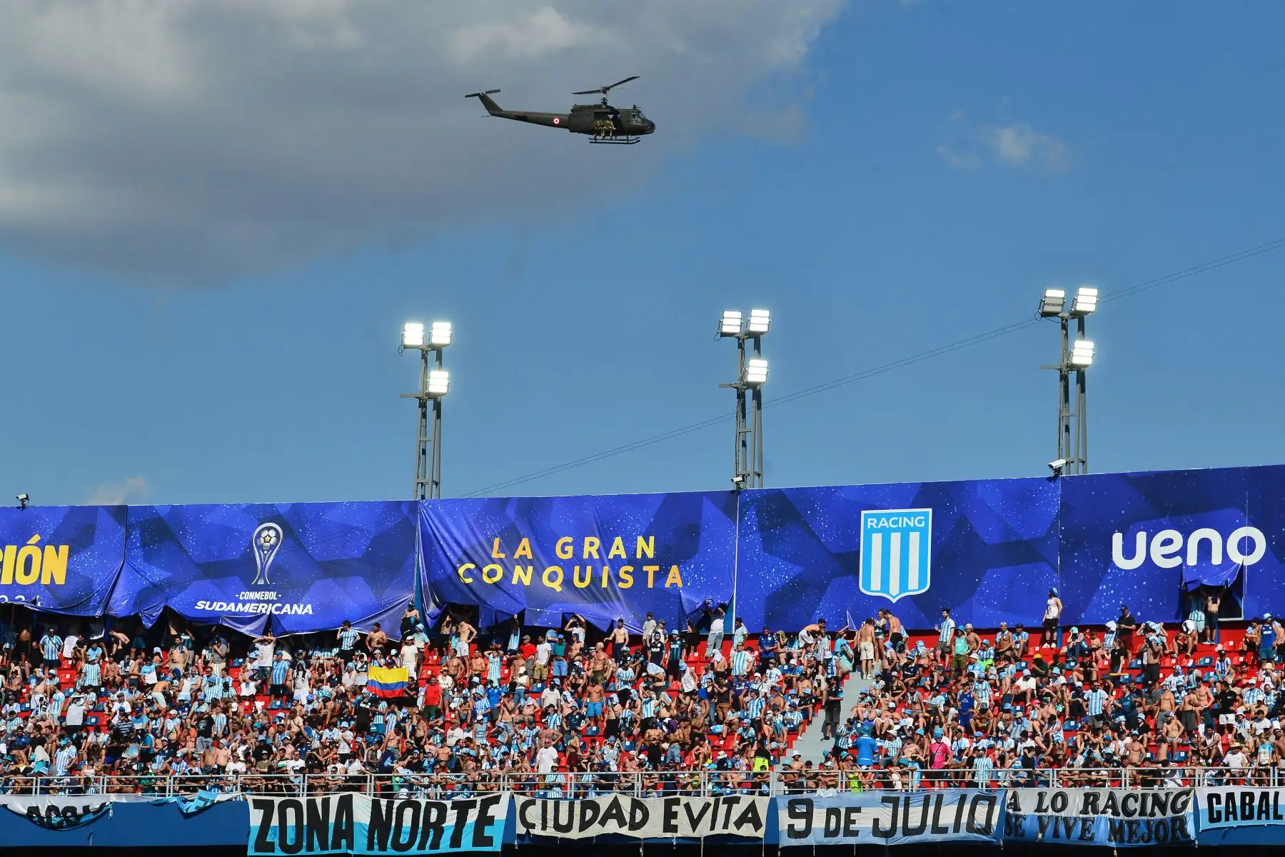 Un helicóptero militar sobrevuela el estadio La Nueva Olla antes del partido final de la Copa Sudamericana entre el Racing de Argentina y el Cruzeiro de Brasil en Asunción.
Foto: AFP