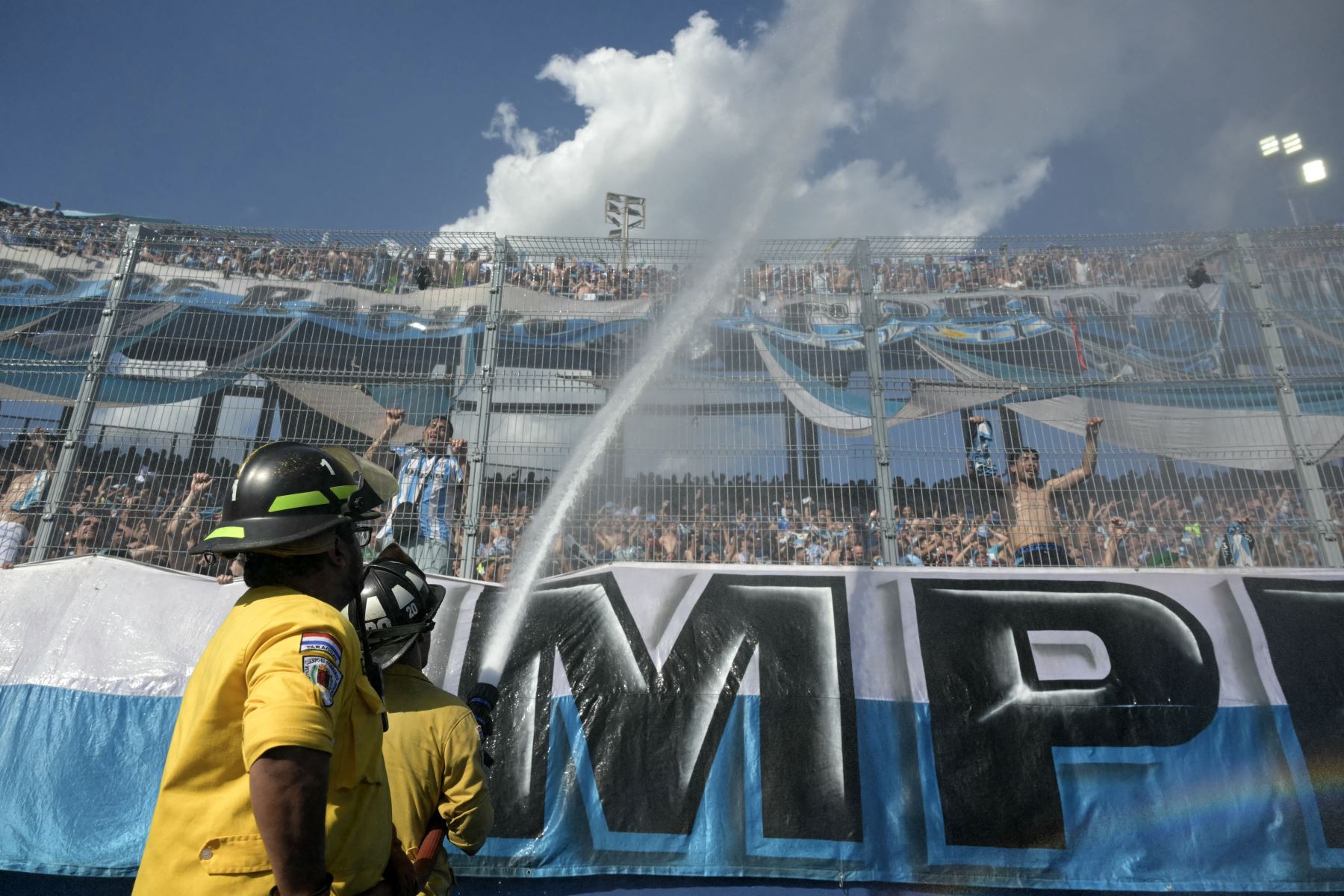 Los fanáticos de las carreras son rociados con agua por los bomberos mientras esperan el inicio de la final de la Copa Sudamericana entre el Racing de Argentina y el Cruzeiro de Brasil en el estadio La Nueva Olla de Asunción.
Foto: AFP