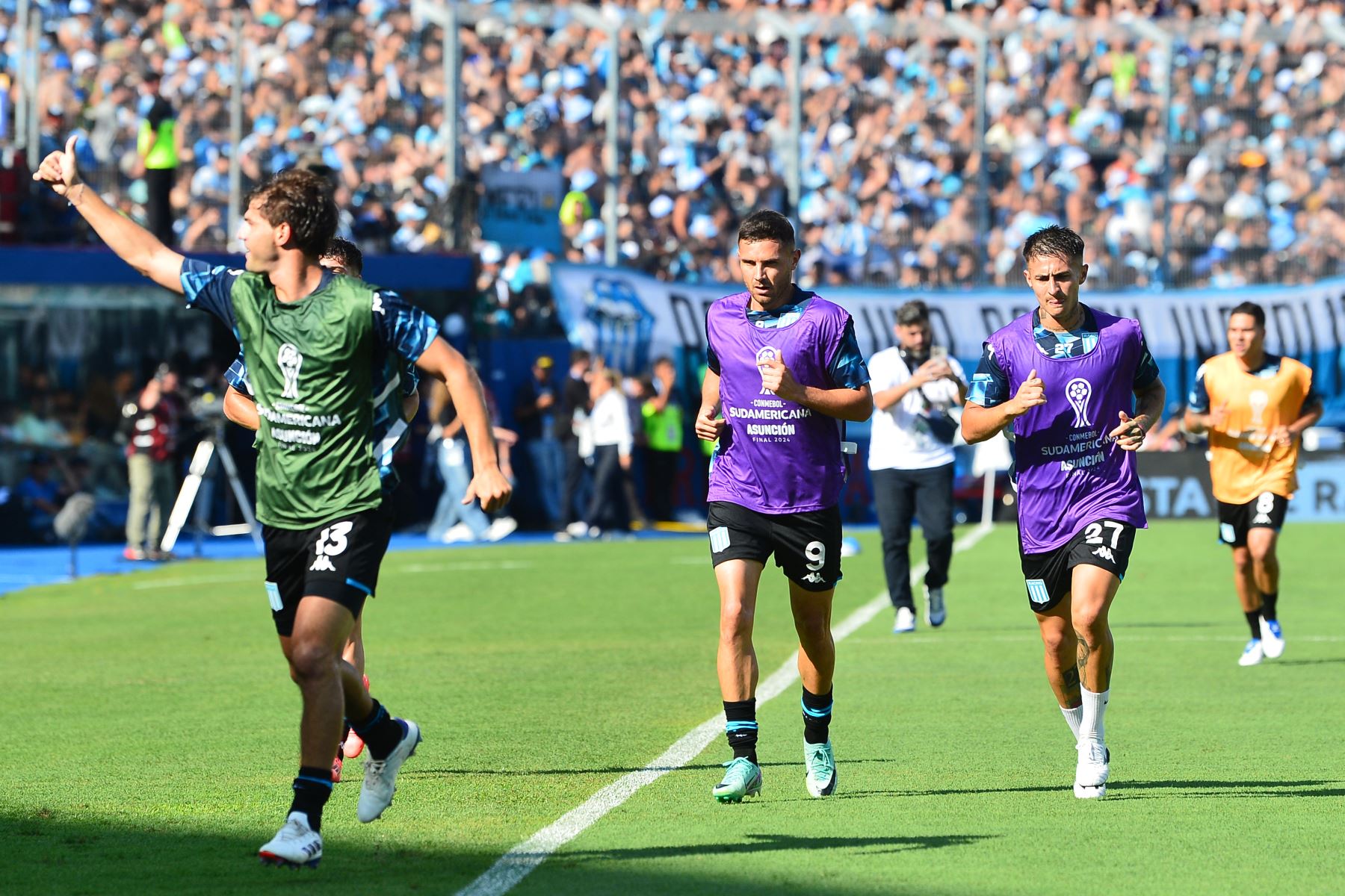 El delantero de Racing, Adrián Martínez, y el defensor  de Racing, Gabriel Rojas, calientan antes del partido final de la Copa Sudamericana entre Racing de Argentina y Cruzeiro de Brasil en el estadio La Nueva Olla de Asunción.
Foto: AFP