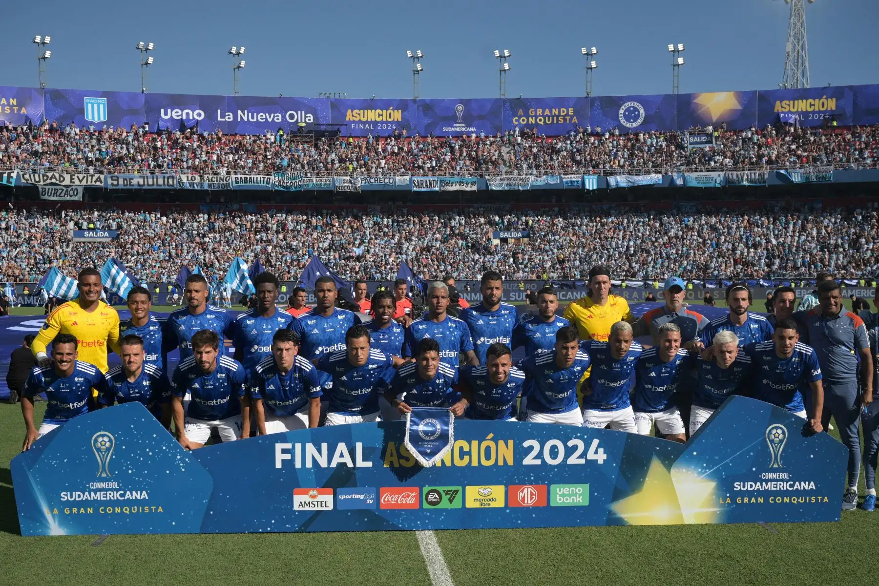 Los jugadores del Cruzeiro posan para una fotografía antes del partido final de la Copa Sudamericana entre el Racing de Argentina y el Cruzeiro de Brasil en el estadio La Nueva Olla de Asunción.
Foto: AFP