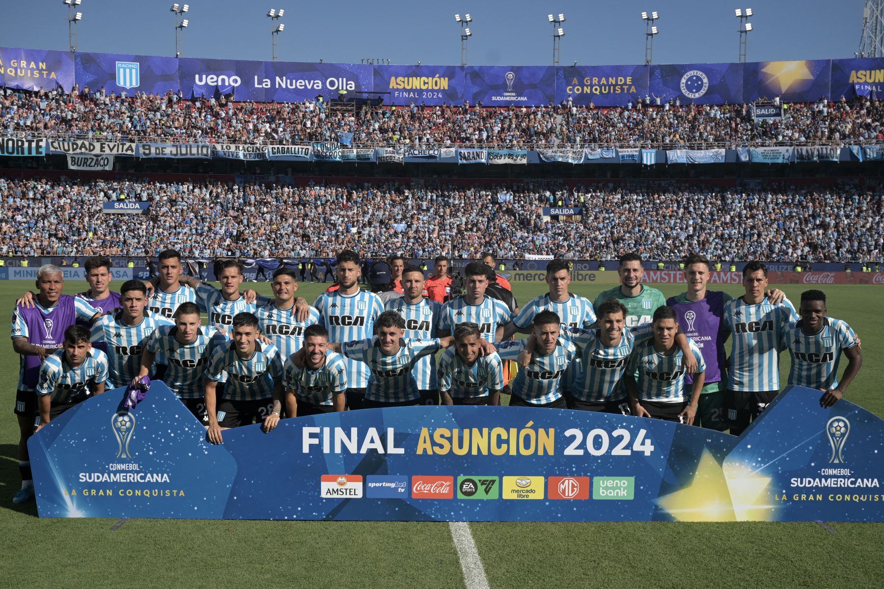 Los jugadores de Racing posan para una fotografía antes del partido final de la Copa Sudamericana entre Racing de Argentina y Cruzeiro de Brasil en el estadio La Nueva Olla de Asunción.
Foto: AFP