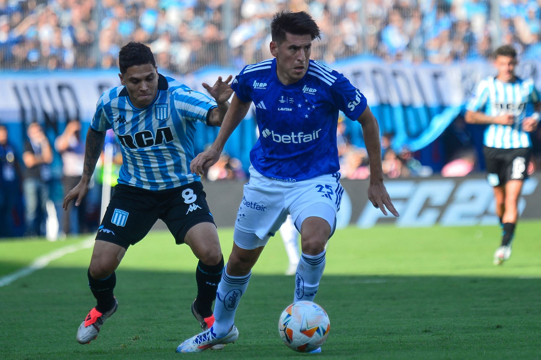 El mediocampista colombiano de Racing, Juan Fernando Quintero y el defensor argentino de Cruzeiro, Lucas Villalba luchan por el balón durante la final de la Copa Sudamericana entre Racing de Argentina y Cruzeiro de Brasil en el Estadio La Nueva Olla en Asunción.
Foto: AFP