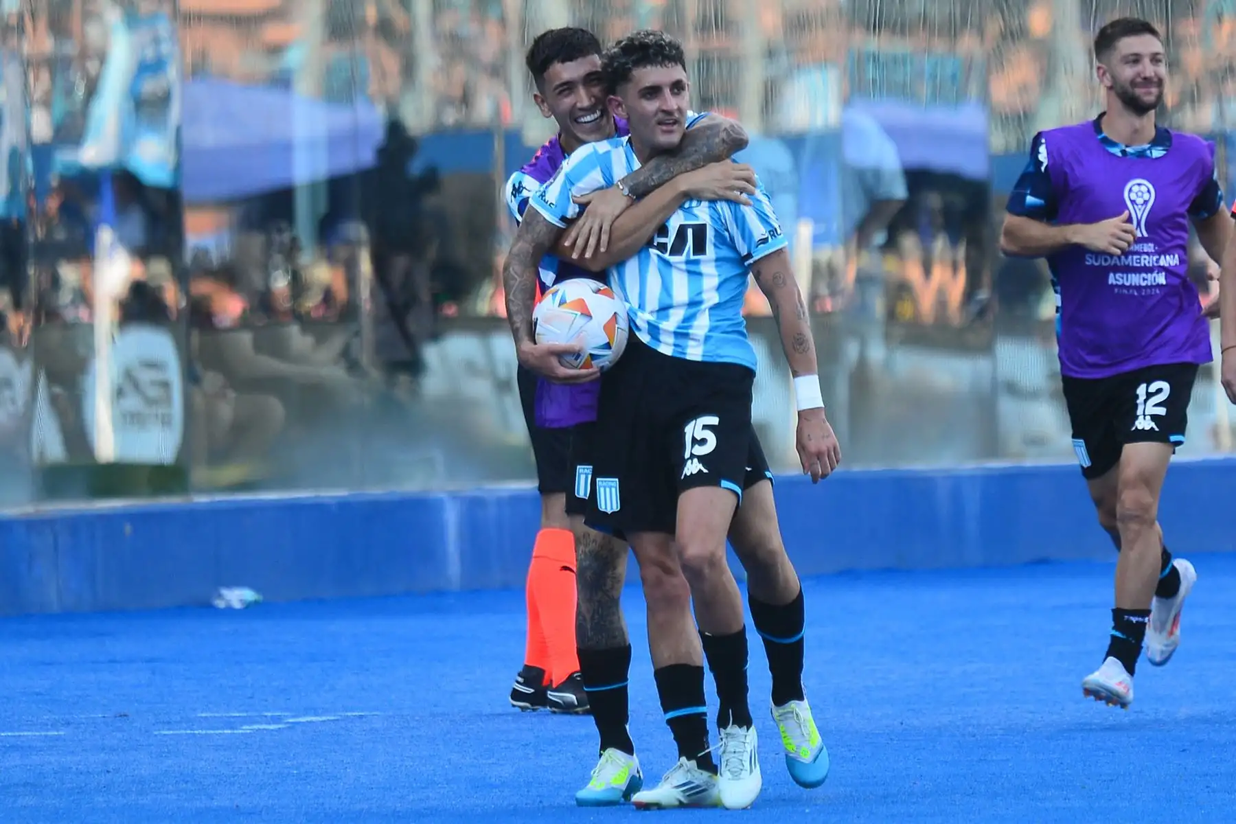 El defensa uruguayo  de Racing, Gastón Martirena, celebra con un compañero de equipo luego de anotar durante el partido final de la Copa Sudamericana entre Racing de Argentina y Cruzeiro de Brasil en el estadio La Nueva Olla de Asunción .
Foto: AFP