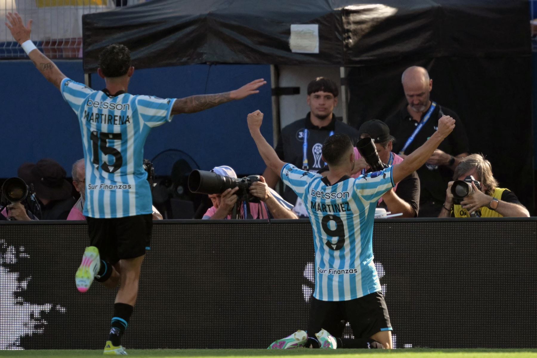 El delantero  de Racing, Adrián Martínez, celebra con su compañero de equipo, el defensor uruguayo  de Racing, Gastón Martirena, después de anotar el segundo gol de su equipo durante el partido final de la Copa Sudamericana entre Racing de Argentina y Cruzeiro de Brasil en el Estadio La Nueva Olla en Asunción.
Foto: AFP