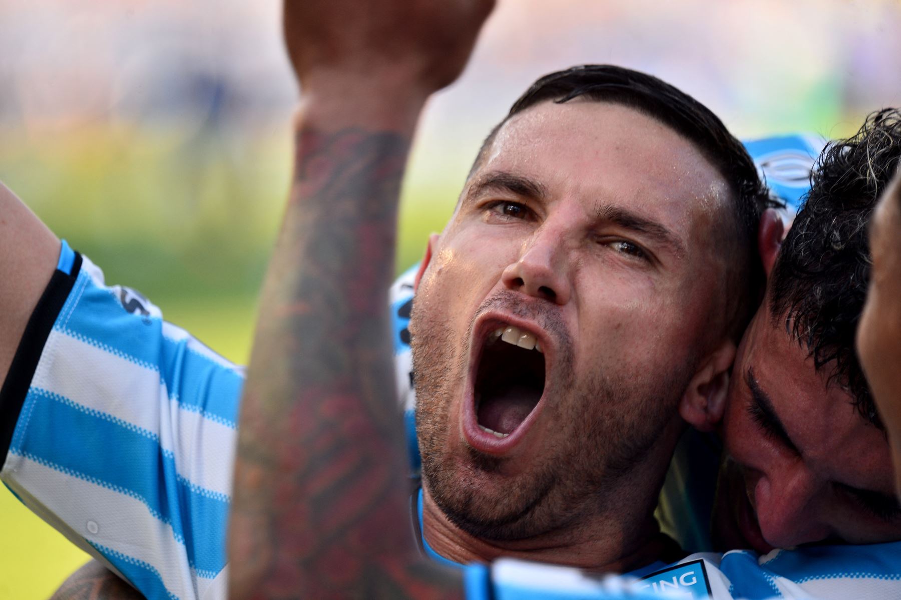 El delantero  de Racing, Adrián Martínez, celebra con su compañero de equipo, el defensor uruguayo de Racing, Gastón Martirena, después de anotar el segundo gol de su equipo durante el partido final de la Copa Sudamericana entre Racing de Argentina y Cruzeiro de Brasil en el Estadio La Nueva Olla en Asunción.
Foto: AFP