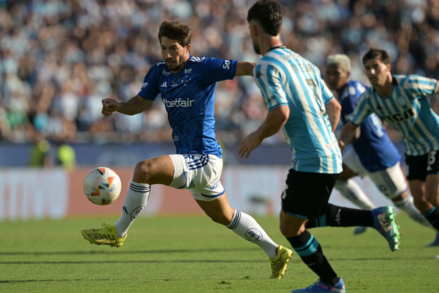 El mediocampista del Cruzeiro, Lucas Silva y el defensor del Racing, Marco Di Cesare luchan por el balón durante el partido final de la Copa Sudamericana entre el Racing de Argentina y el Cruzeiro de Brasil en el estadio La Nueva Olla de Asunción.
Foto: AFP