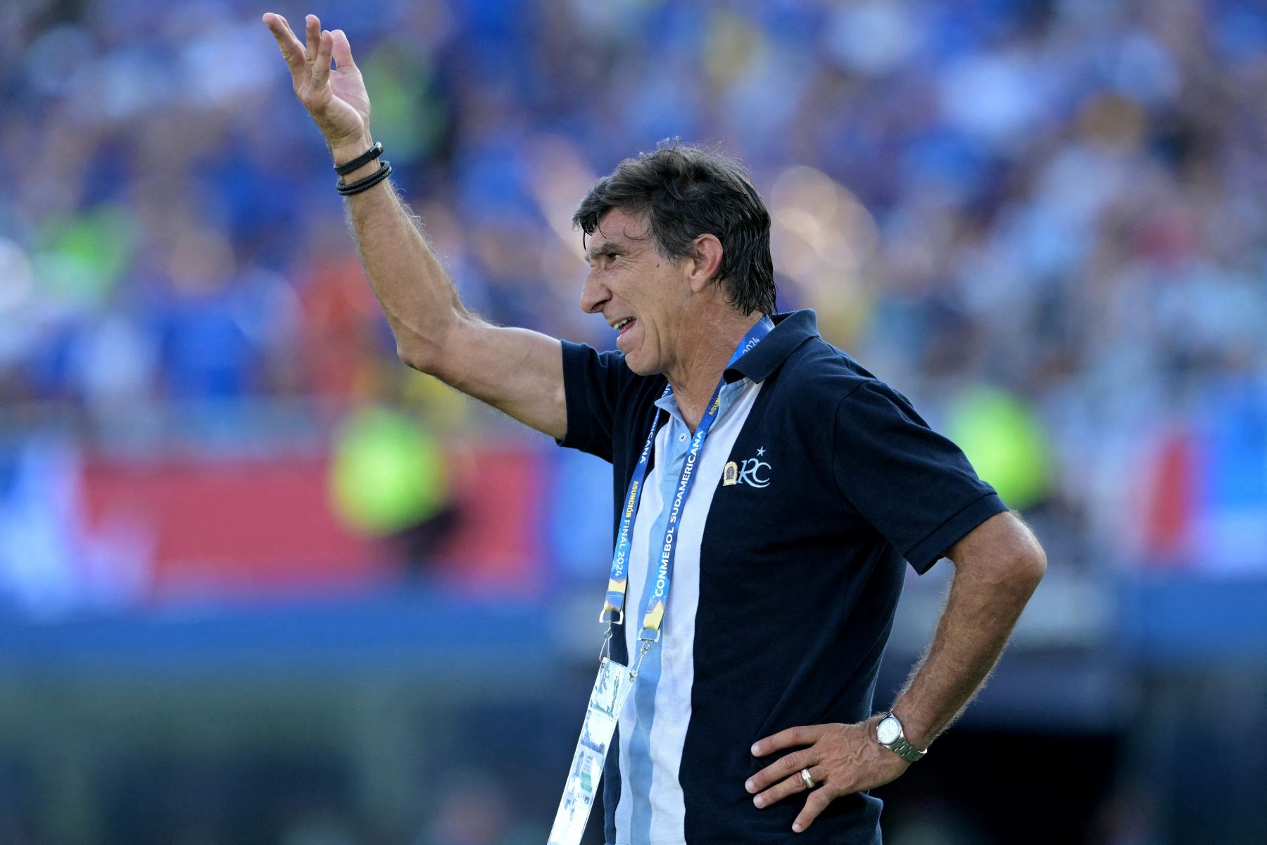 El entrenador en jefe de Racing, Gustavo Costas, hace gestos durante la final de la Copa Sudamericana entre Racing de Argentina y Cruzeiro de Brasil en el estadio La Nueva Olla de Asunción.Foto: AFP