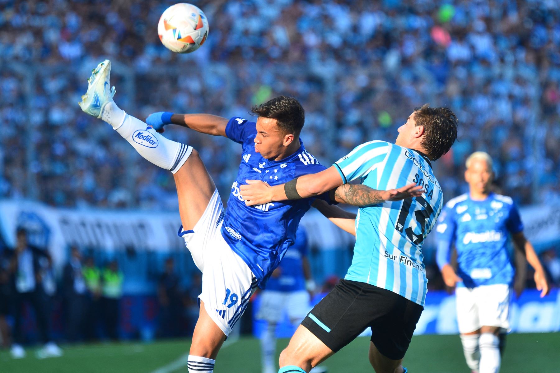 El delantero del Cruzeiro,  Kaio y el mediocampista del Racing, Santiago Sosa luchan por el balón durante el partido final de la Copa Sudamericana entre el Racing de Argentina y el Cruzeiro de Brasil en el estadio La Nueva Olla de Asunción.
Foto: AFP