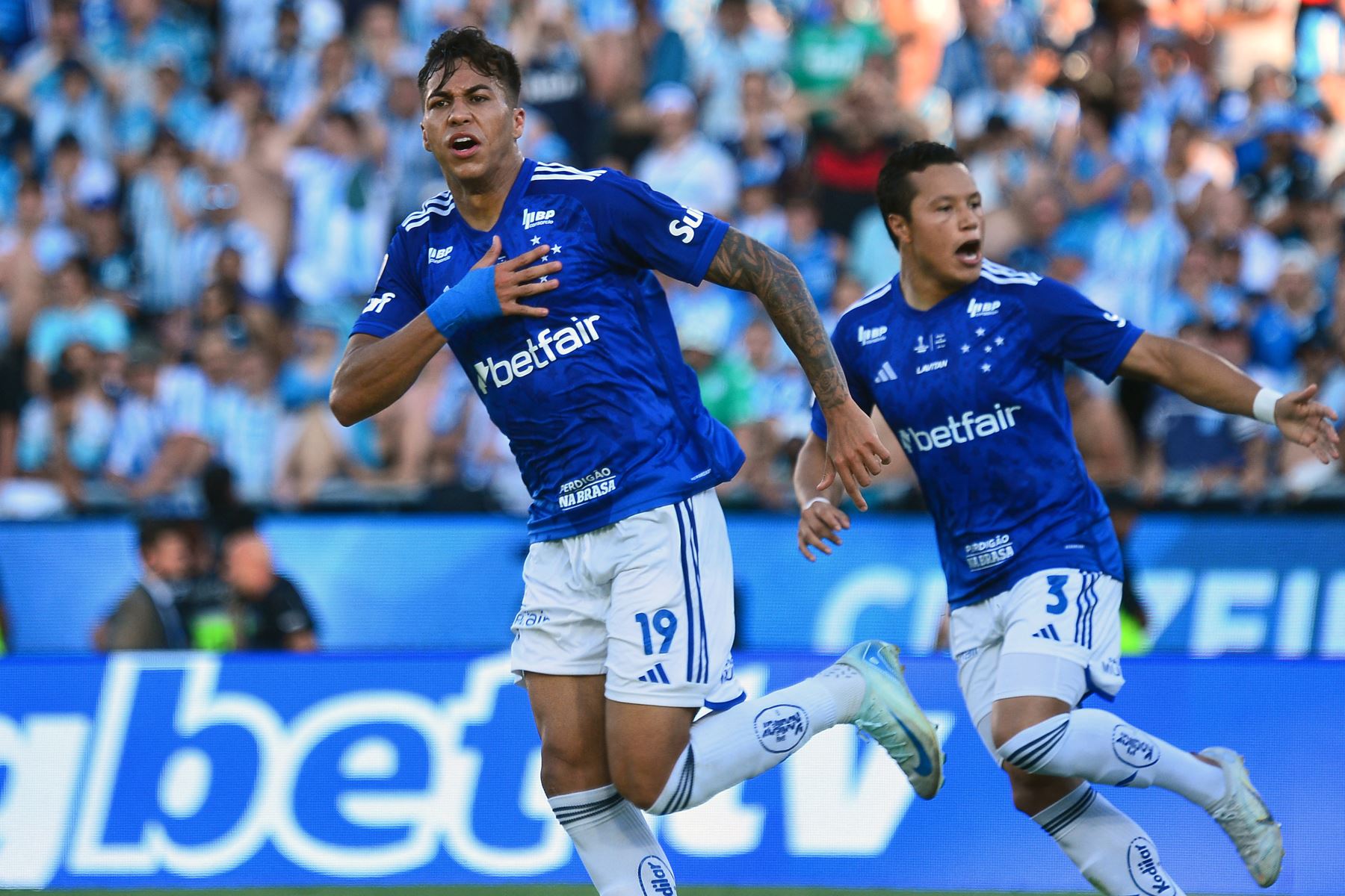 El delantero del Cruzeiro, Kaio, celebra junto a su compañero defensor,  Ze Ivaldo después de anotar el primer gol de su equipo durante la final de la Copa Sudamericana entre Racing de Argentina y Cruzeiro de Brasil en el estadio La Nueva Olla de Asunción.
Foto: AFP