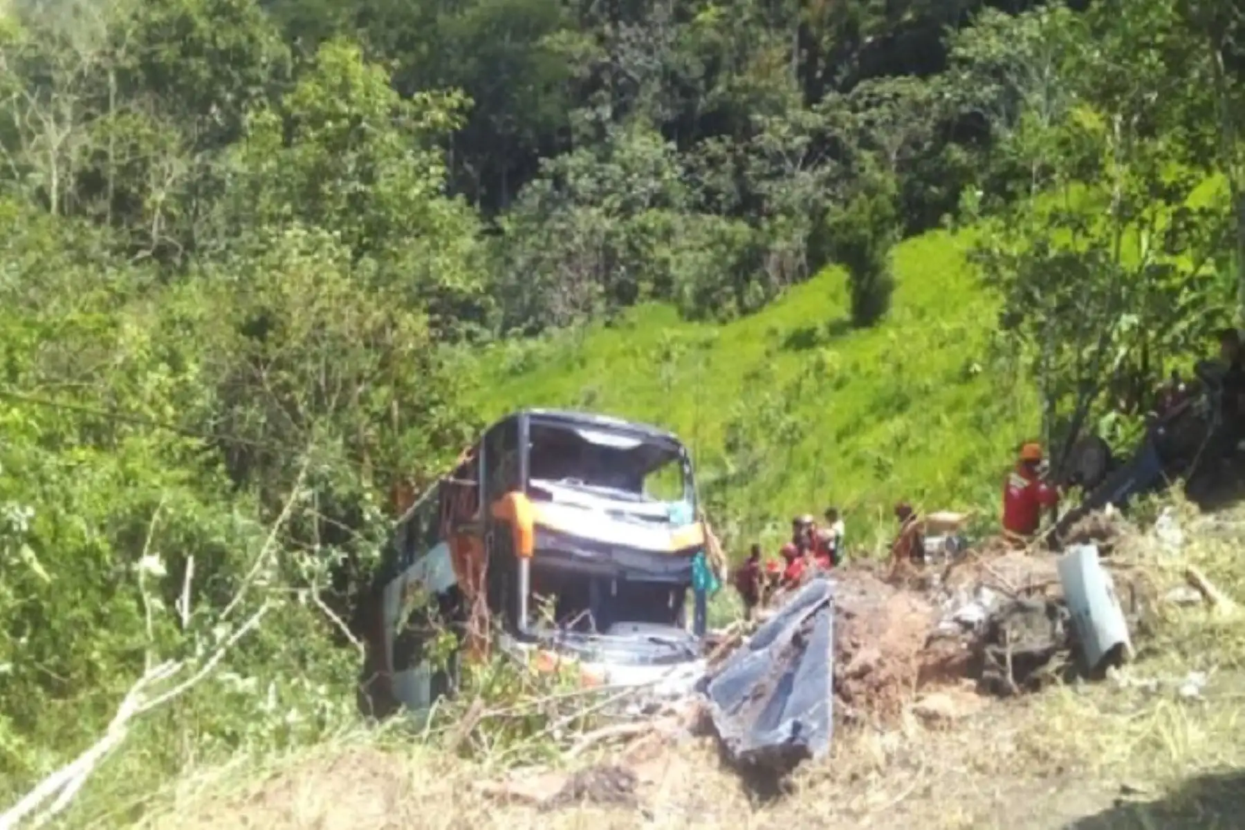 Accidente ha dejado hasta el momento al menos 7 muertos y más de 30 heridos.
