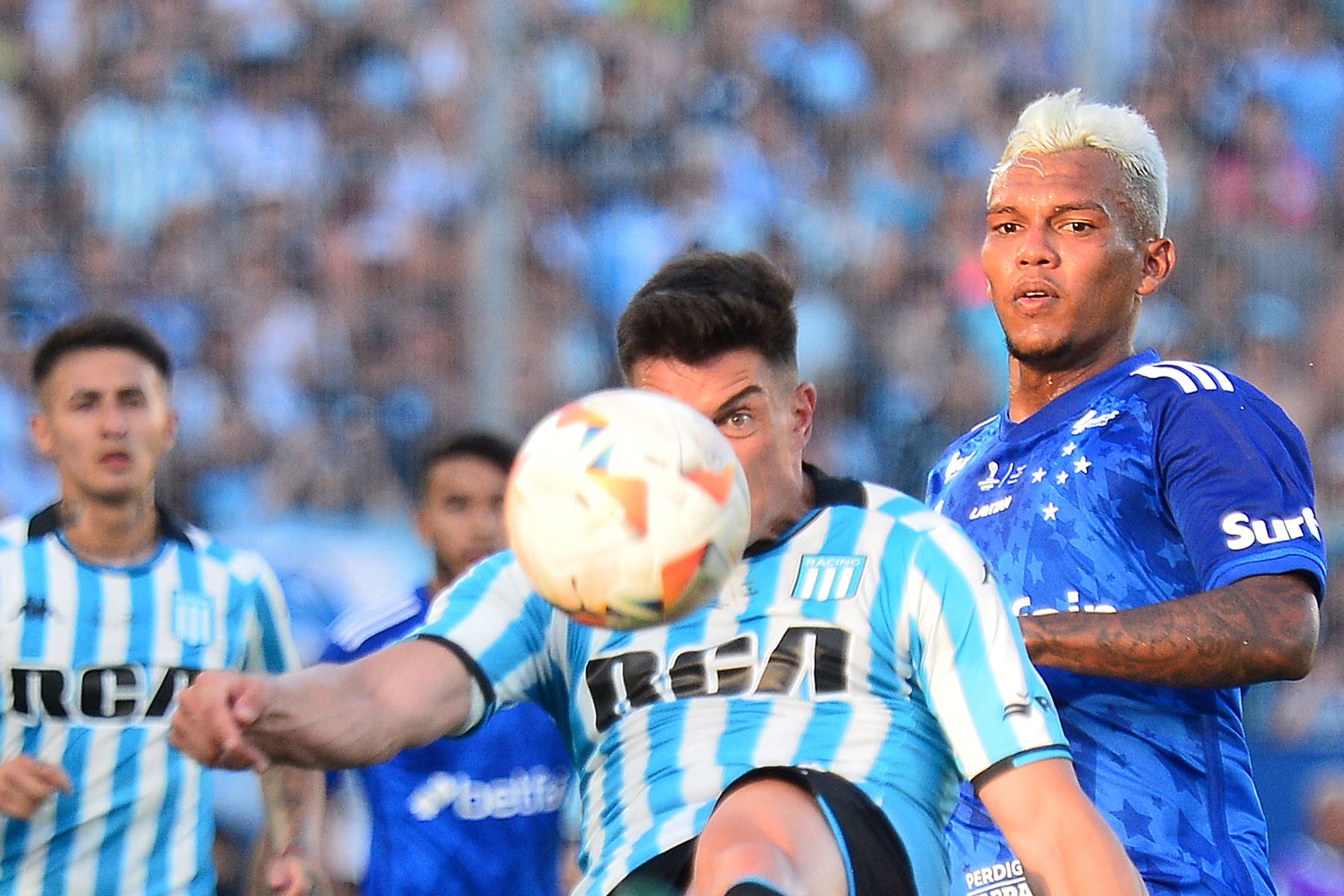 El defensor de Racing, Agustín García y el delantero de Cruzeiro, Gabriel Verón luchan por el balón durante el partido final de la Copa Sudamericana entre Racing de Argentina y Cruzeiro de Brasil en el Estadio La Nueva Olla en Asunción.
Foto: AFP