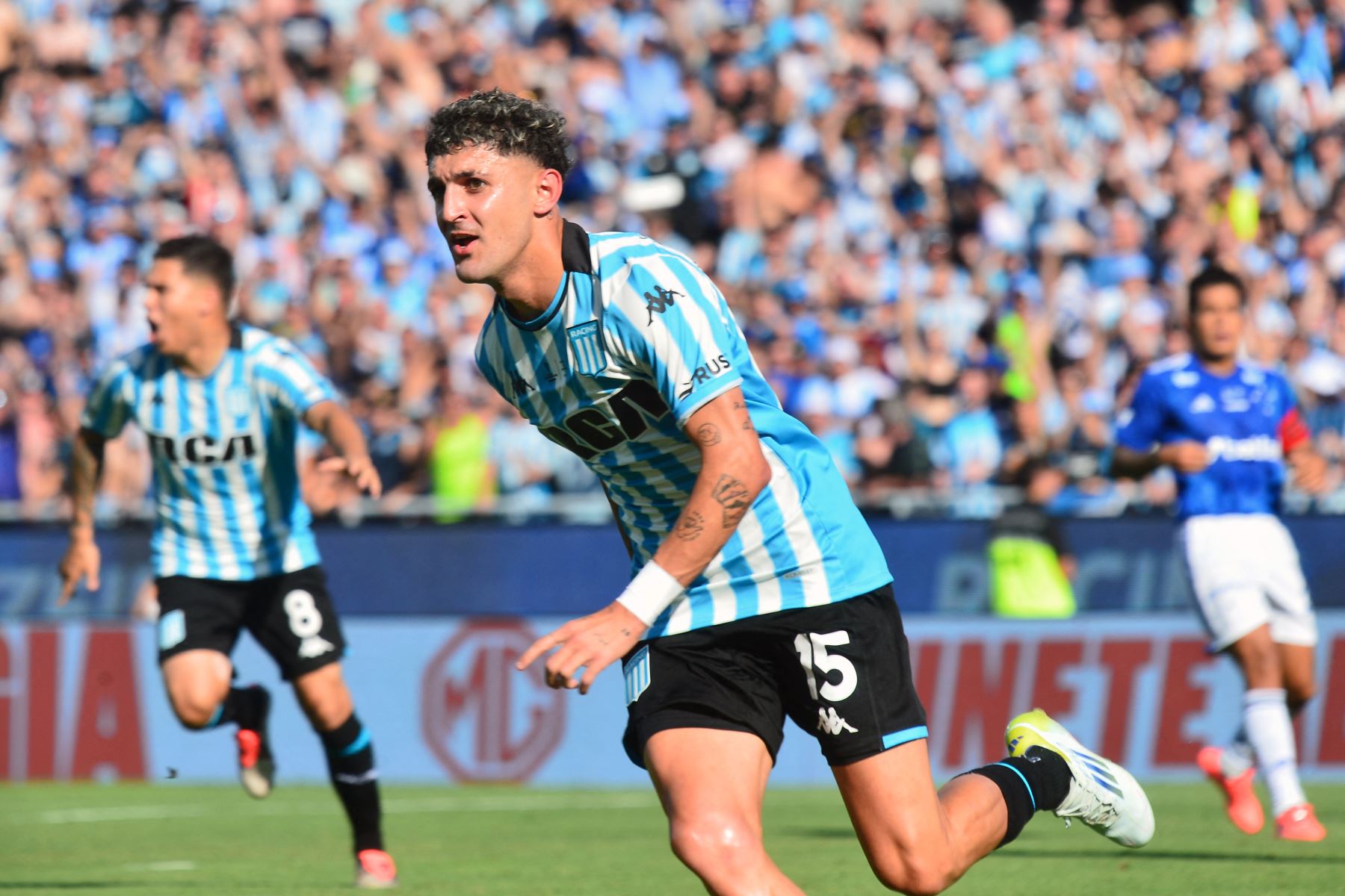 El defensa uruguayo de Racing, Gastón Martirena, celebra su primer gol anulado durante el partido final de la Copa Sudamericana entre Racing de Argentina y Cruzeiro de Brasil en el estadio La Nueva Olla de Asunción.
Foto: AFP